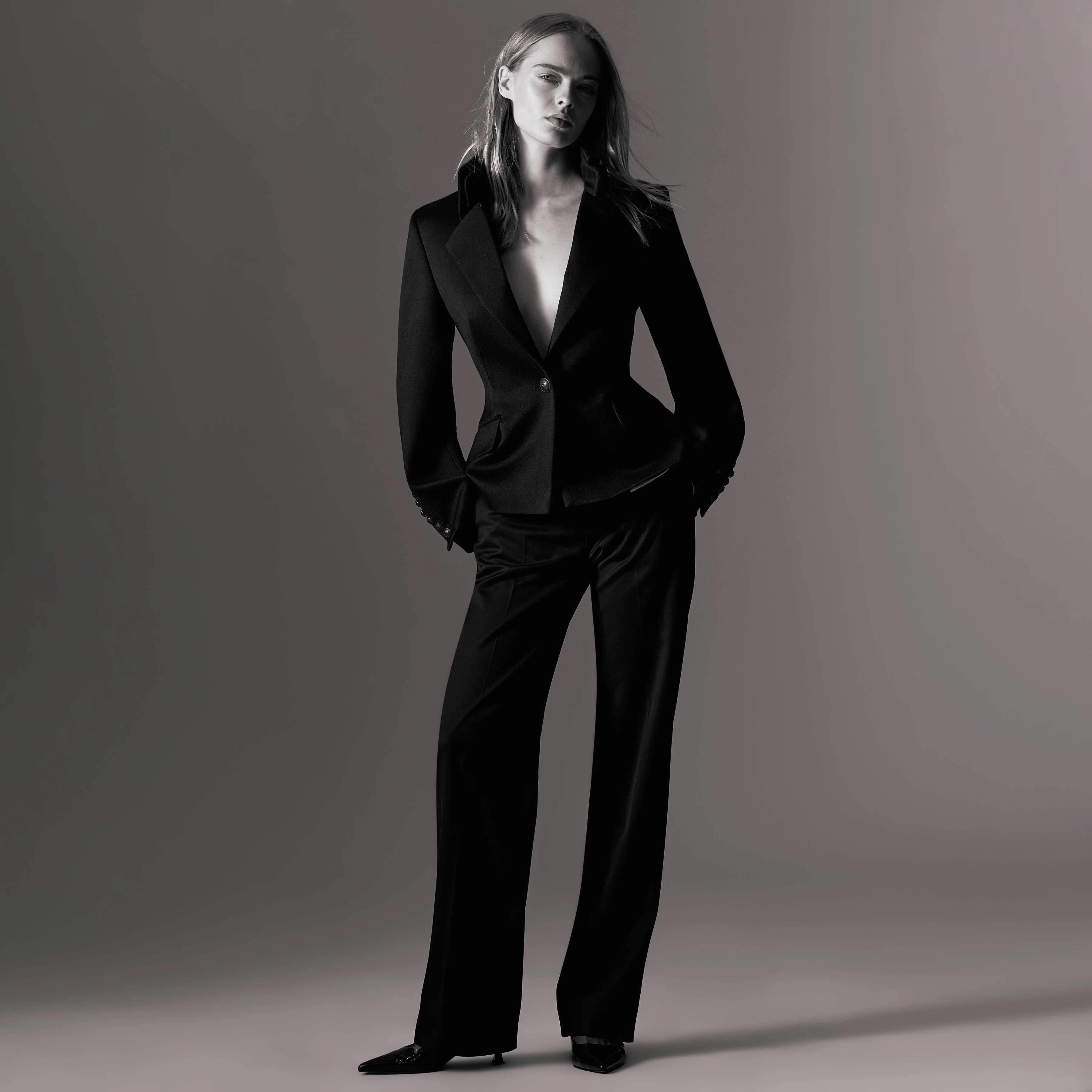 DRYCHILI - Tailored Blazer in Pure Virgin Wool - women - black - Ganzkörper-Frontansicht