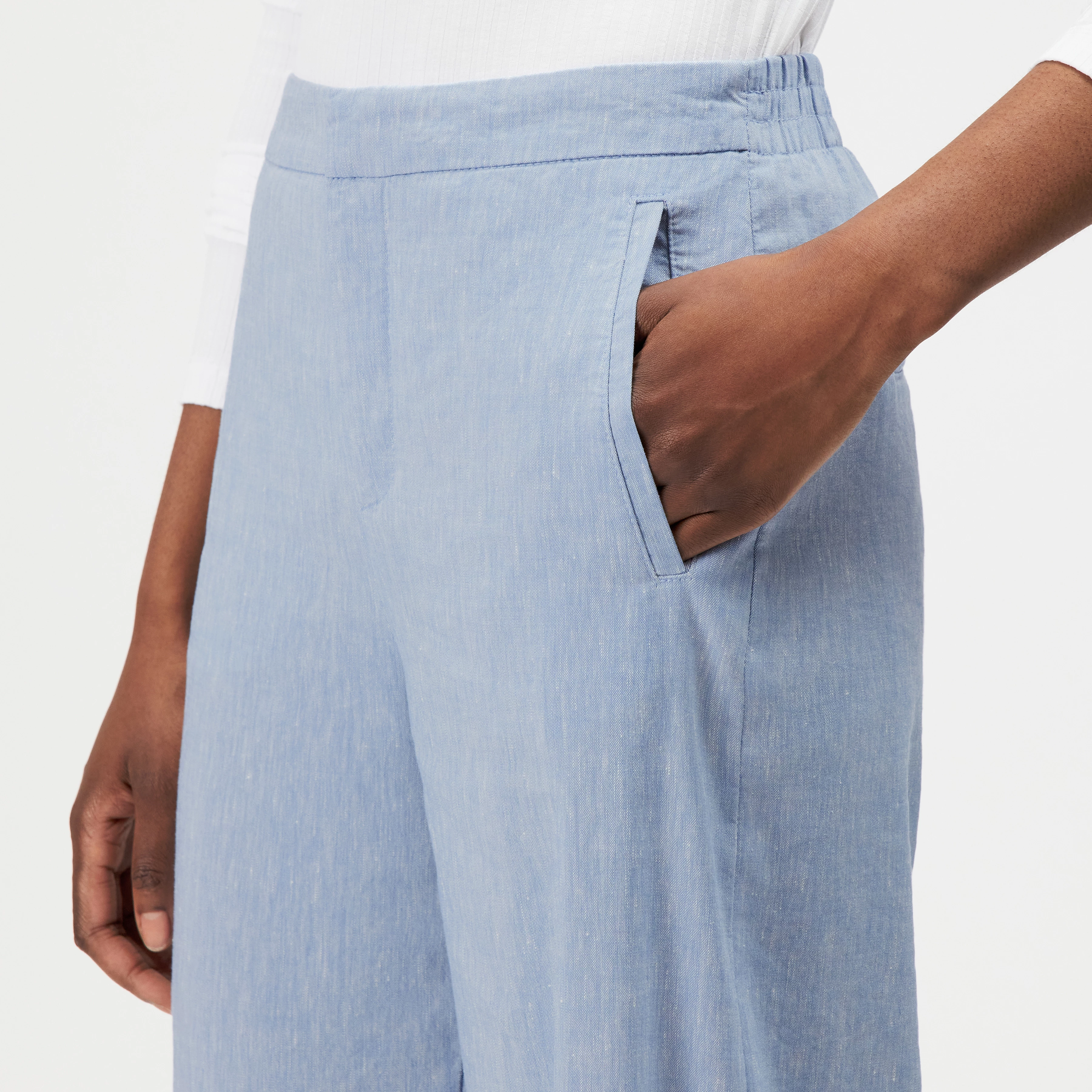 FAE_0 - Barrel-leg trousers in linen blend - women - blue - Detailansicht am Model