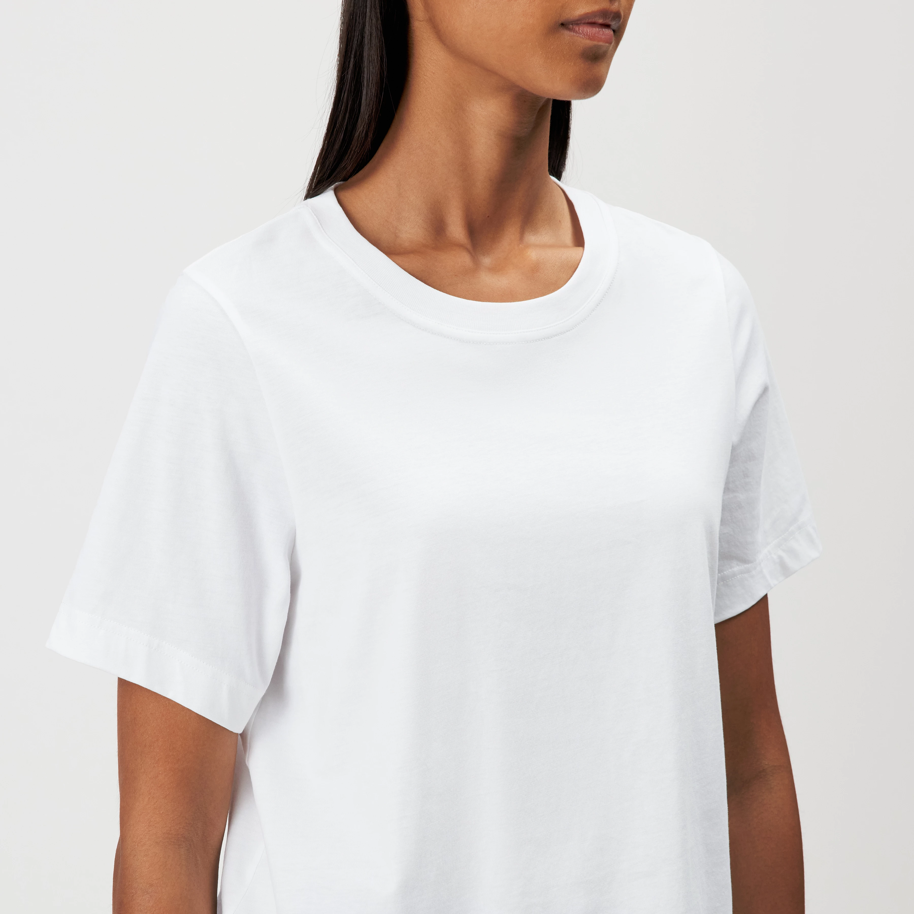 QIRA - Regular Fit T-Shirt in reiner Baumwolle - Damen - weiß - Detailansicht am Model