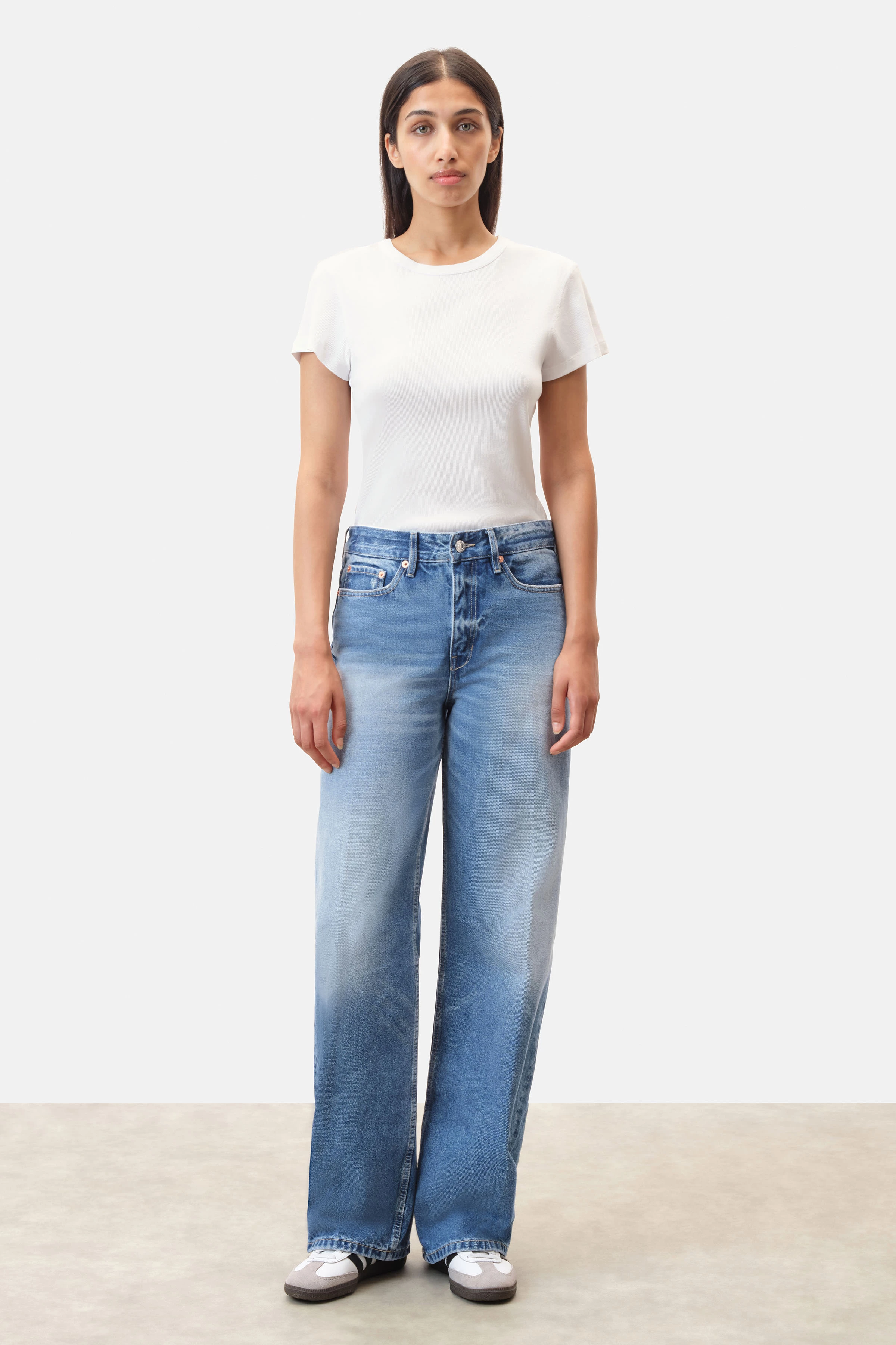 MEDLEY - Mid-Waist Jeans in Light-Blue Denim - Damen - blau - Ganzkörper-Frontansicht