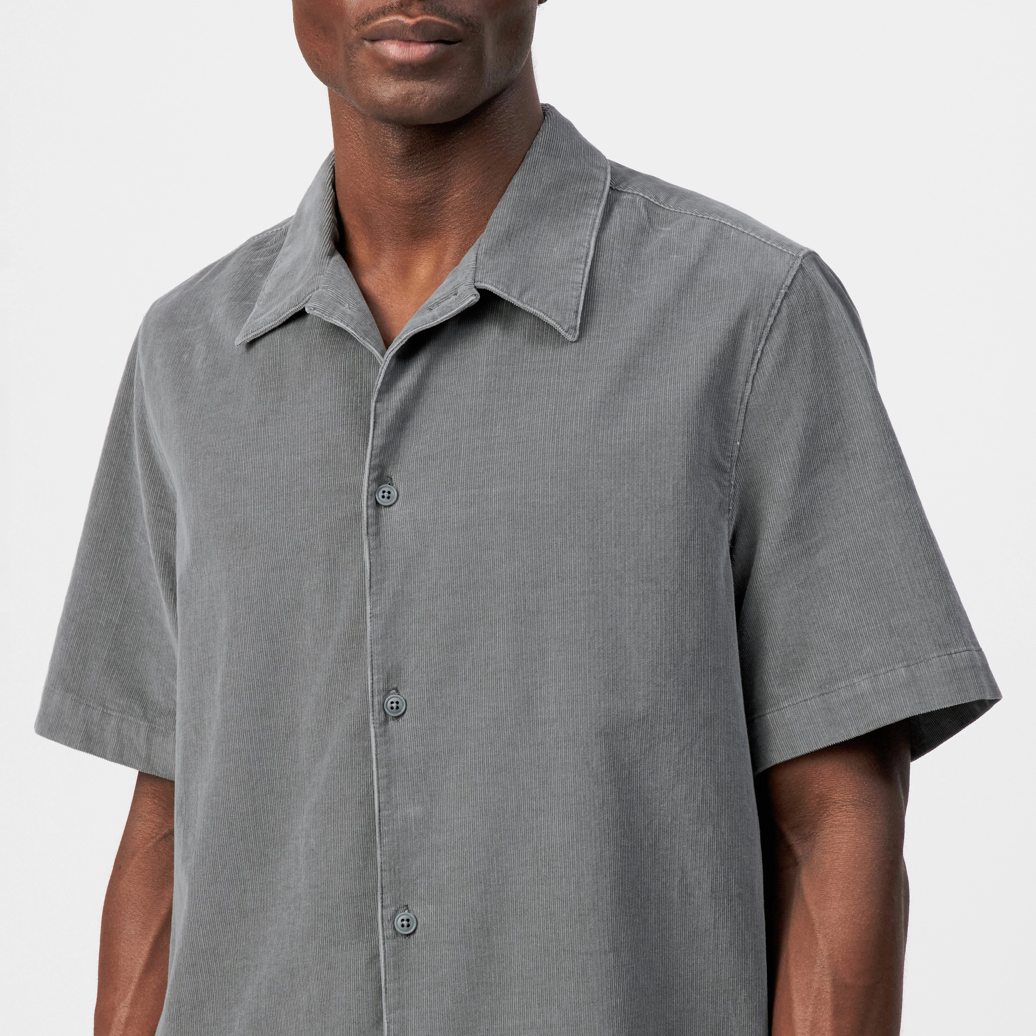 MERYN - Corduroy short-sleeve shirt - men - green - Detailansicht am Model