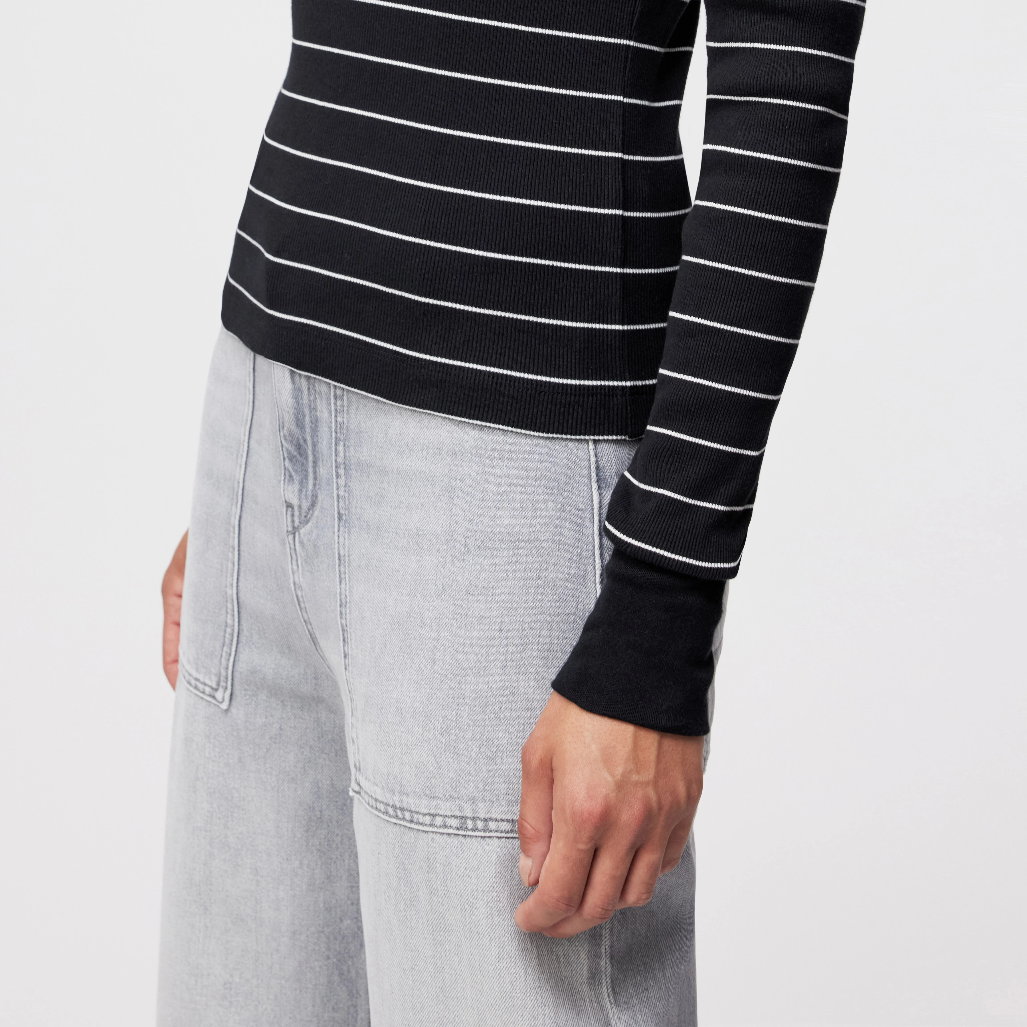 NURIT - Schmales Longsleeve in Baumwoll-Rippe - Damen - schwarz - Detailansicht am Model