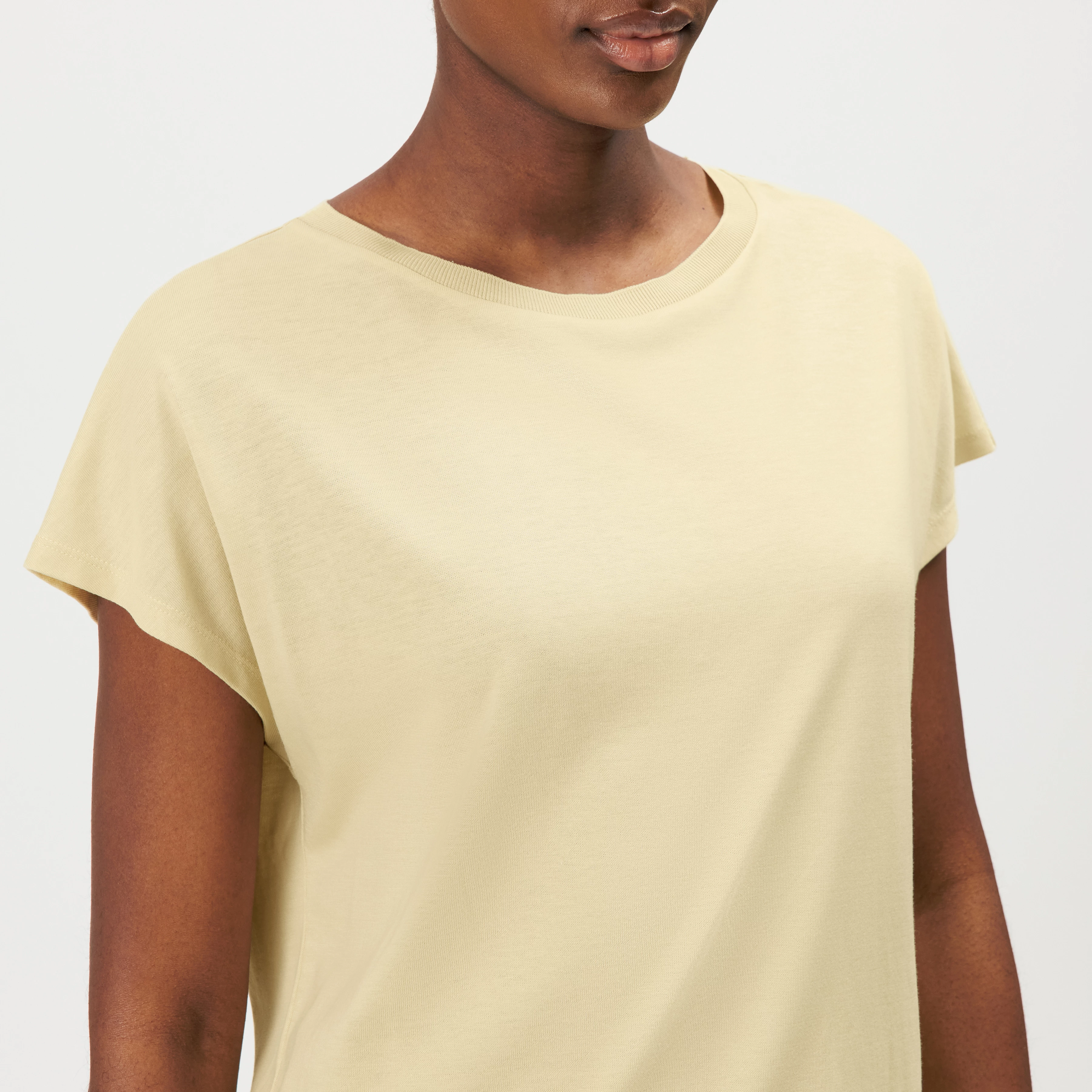 VANOPE - T-shirt in lyocell-cotton fine knit look - women - yellow - Detailansicht am Model