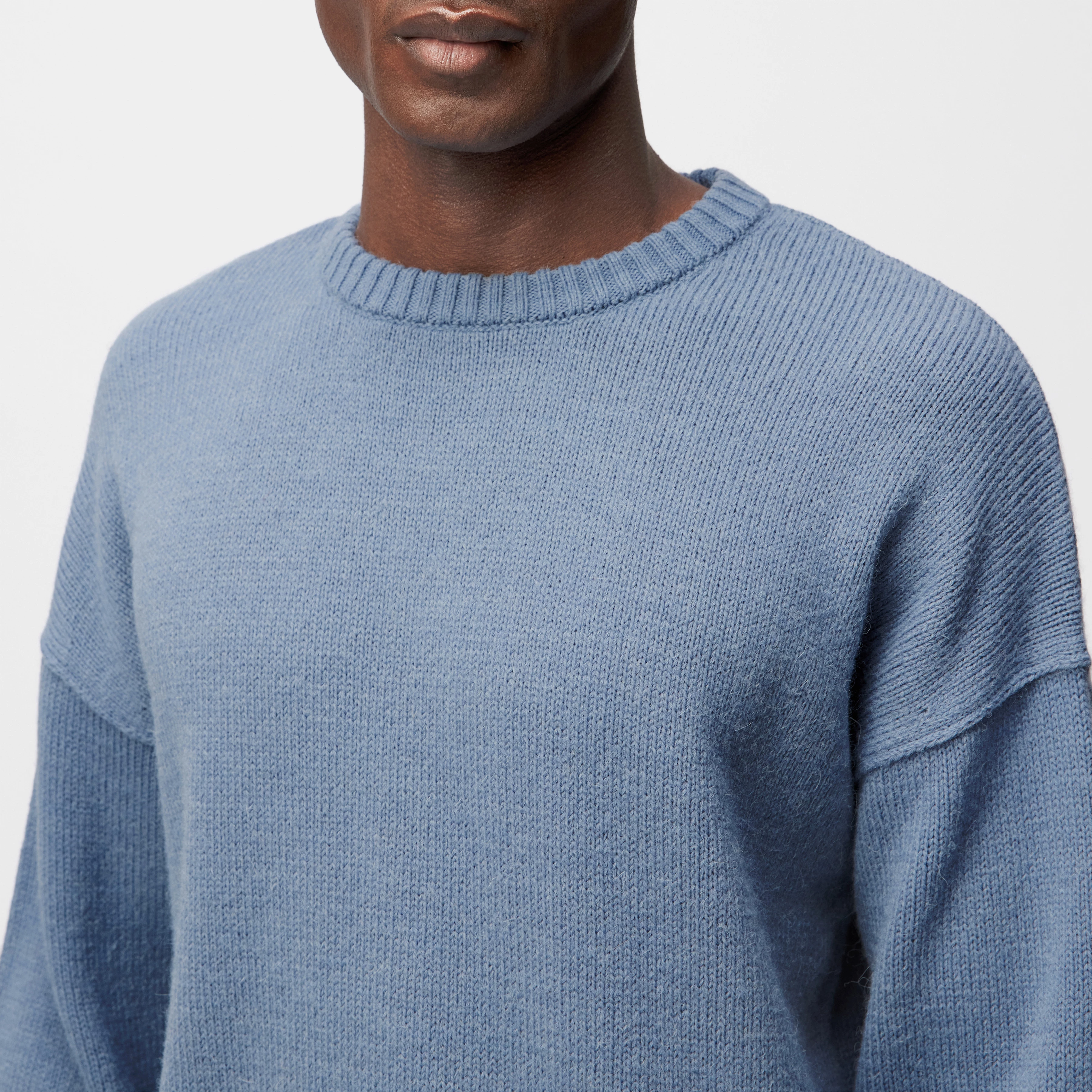 MALIO - Round neck jumper in wool and alpaca blend - men - blue - Detailansicht am Model