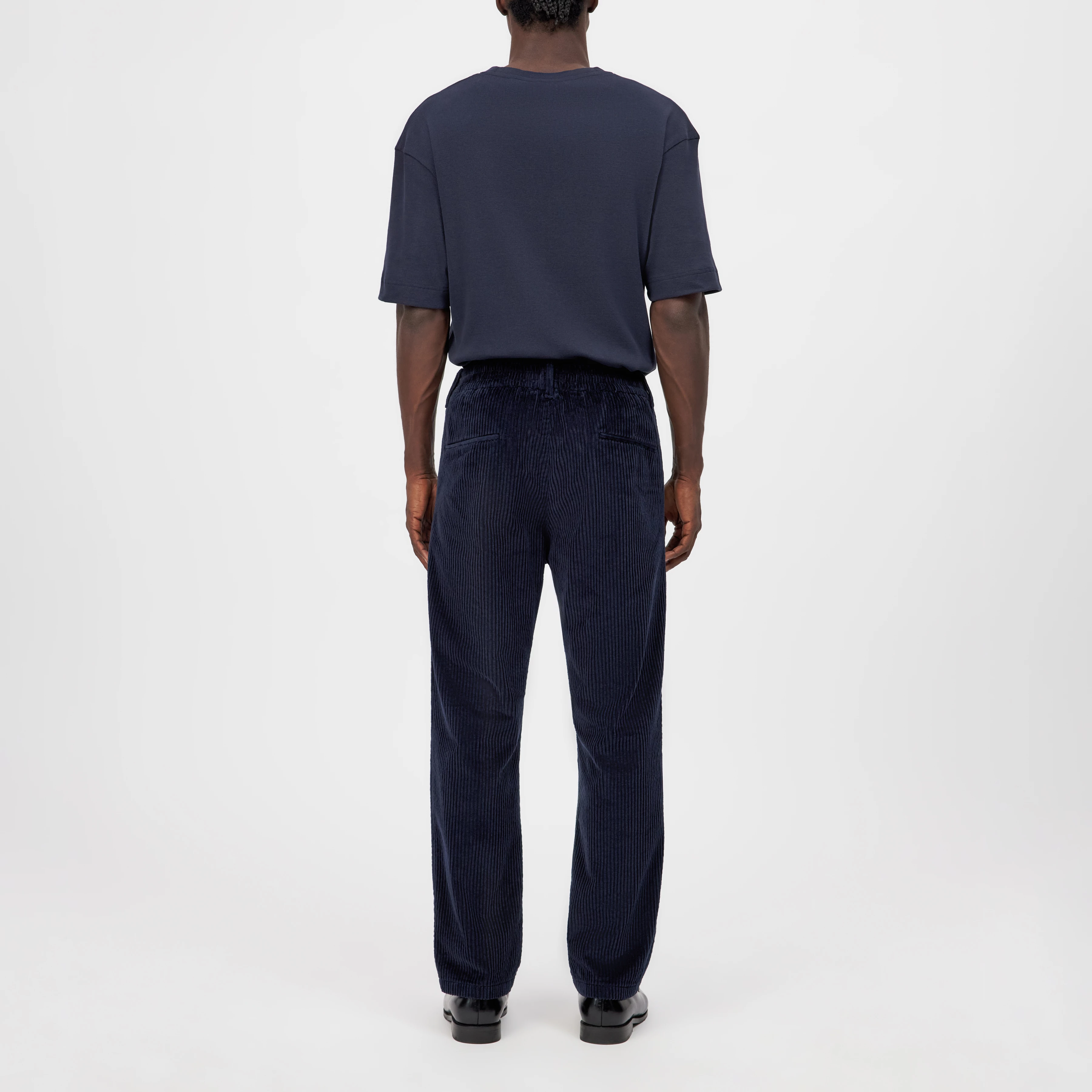 CHASY_RGLR - Casual trousers with pleats in wide cotton corduroy - men - blue - Rückansicht