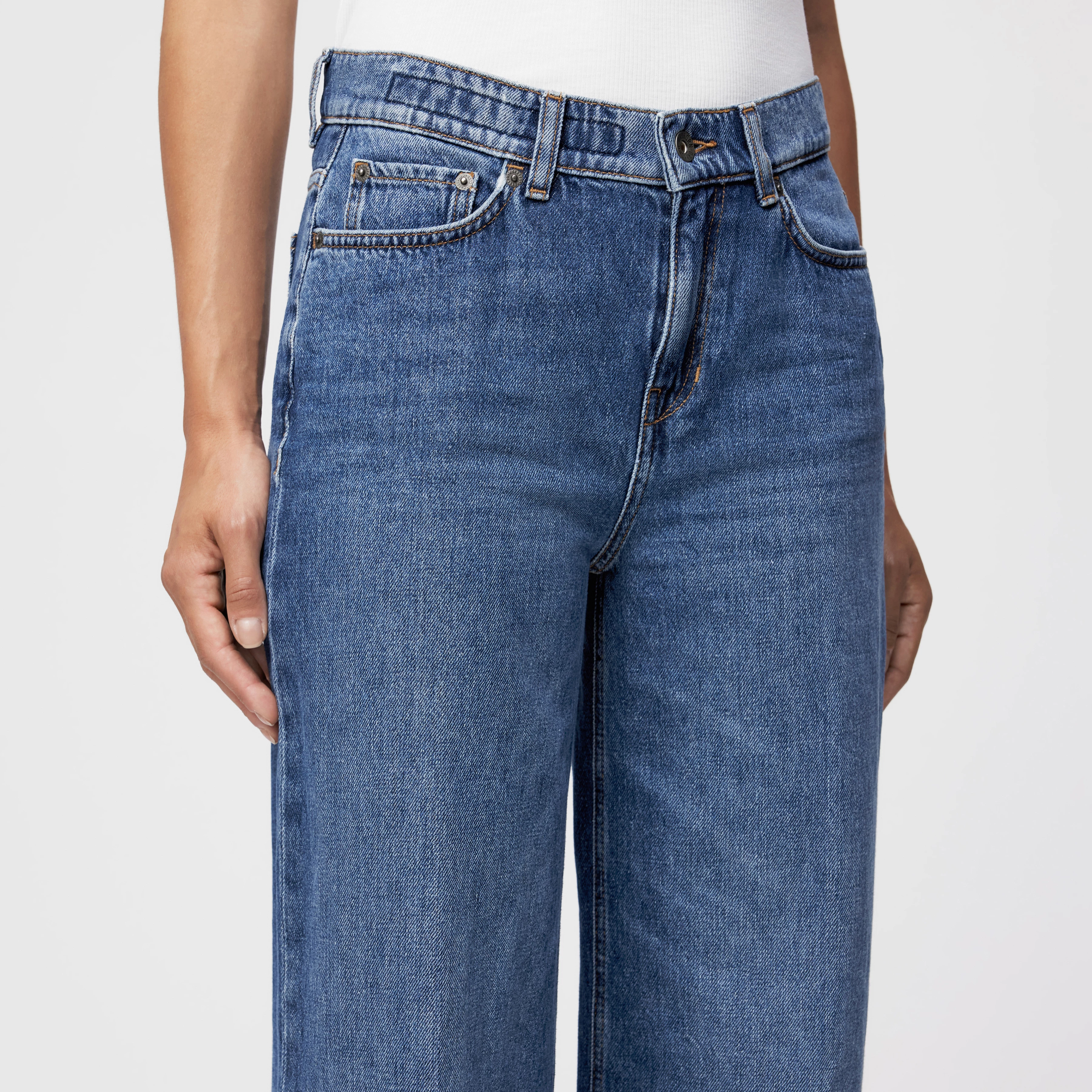 FLUNG - Mid-Waist Jeans in Mid-Blue Denim - Damen - blau - Detailansicht am Model