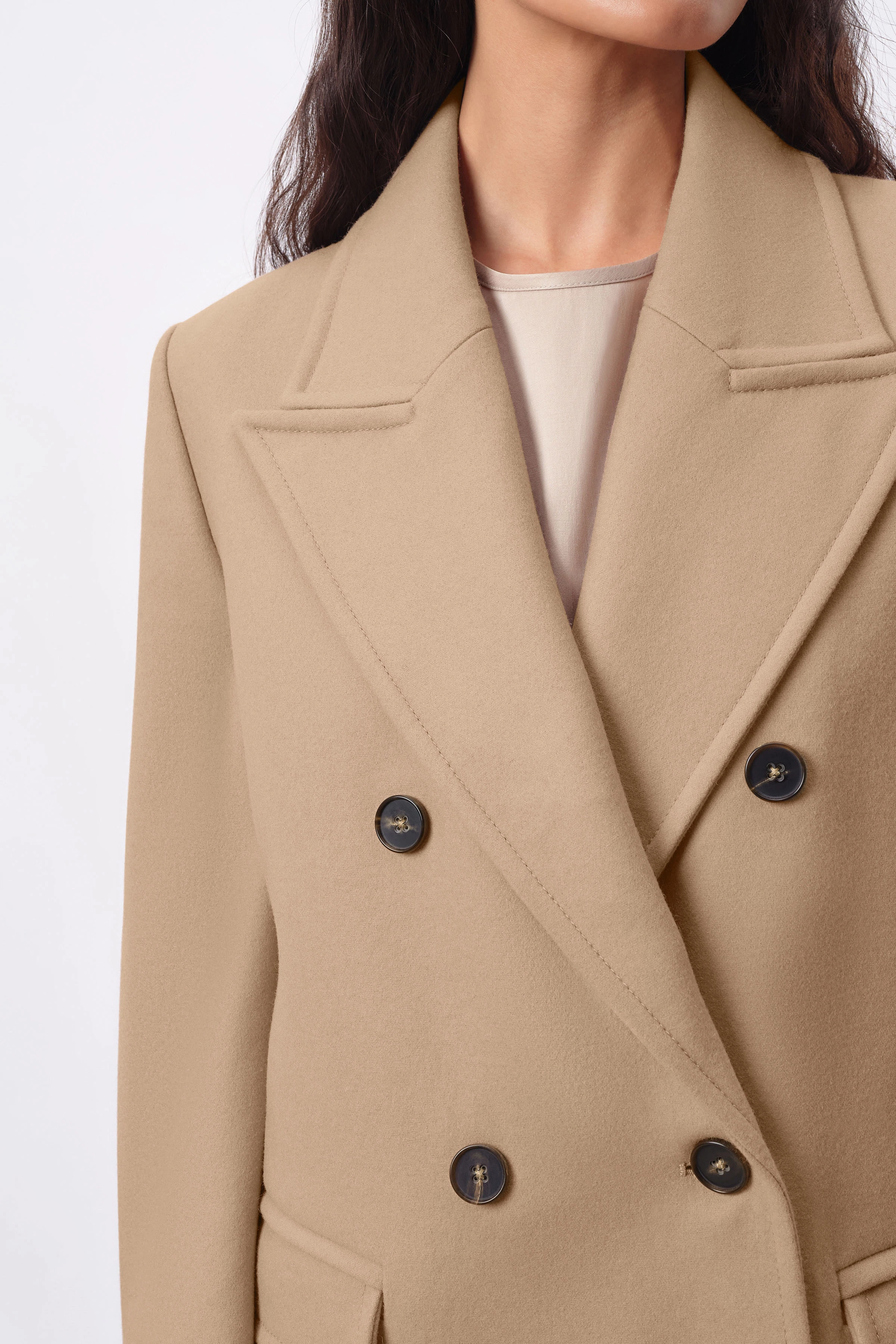 WORCESTER - Blazermantel mit Schulterbetonung in hochwertigem Woll-Alpaka Mix - Damen - braun - Detailansicht am Model