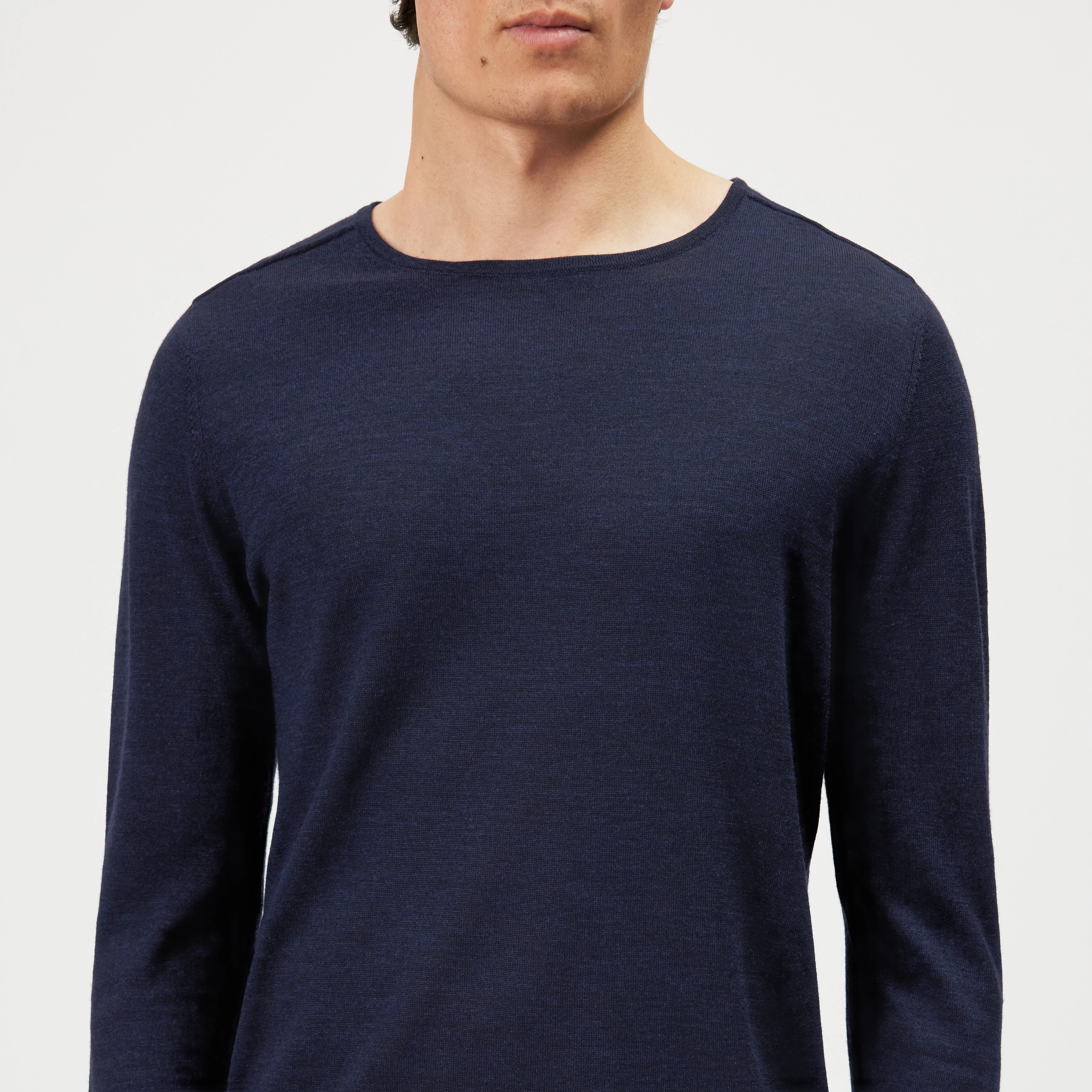 RIKONO - Fine merino wool knitted jumper - men - blue - Detailansicht am Model