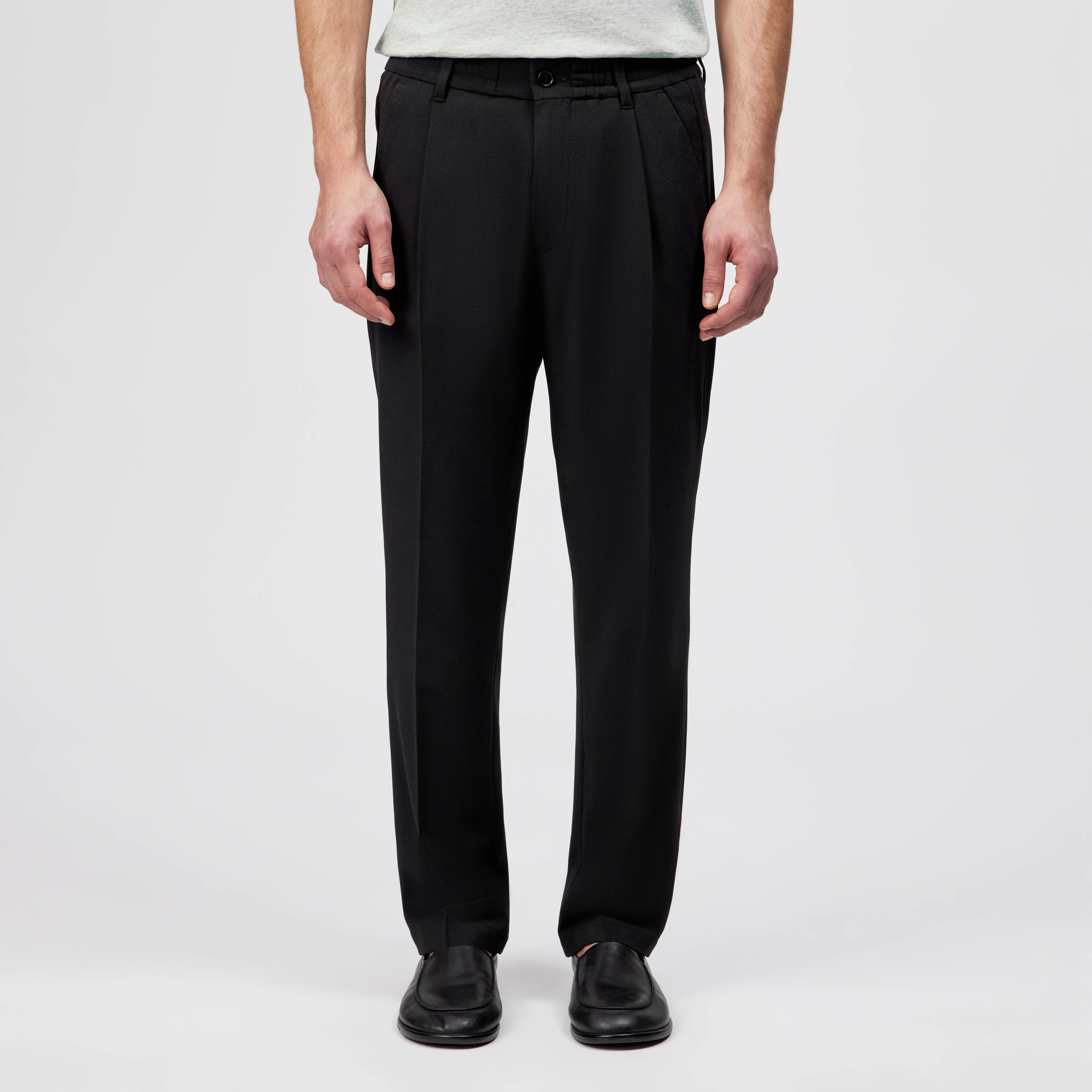 CHASY_RGLR - Casual trousers with pleats in gabardine - men - black - Frontansicht