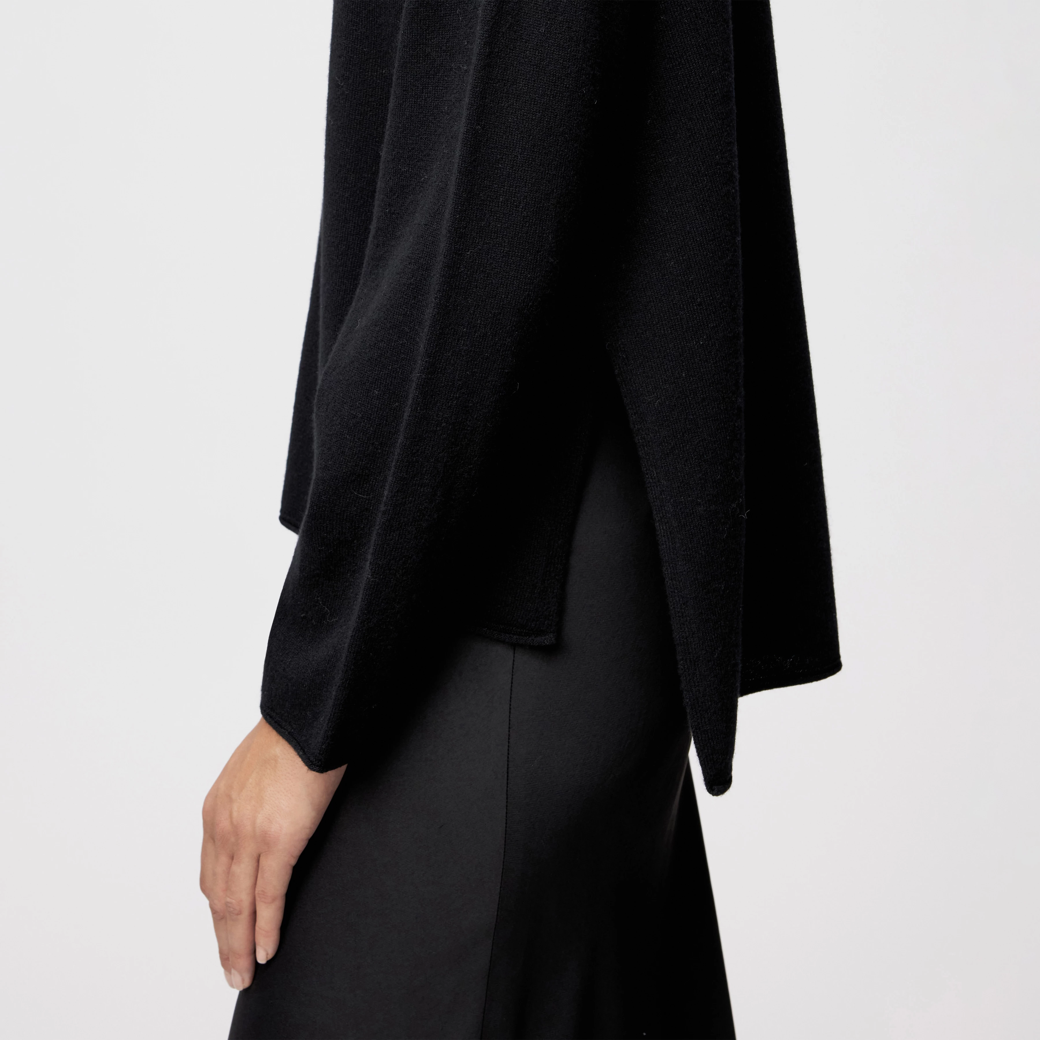 TIMOTHEA_2 - Oversized jumper in fine virgin wool - women - Natural Aluminium - Detailansicht am Model