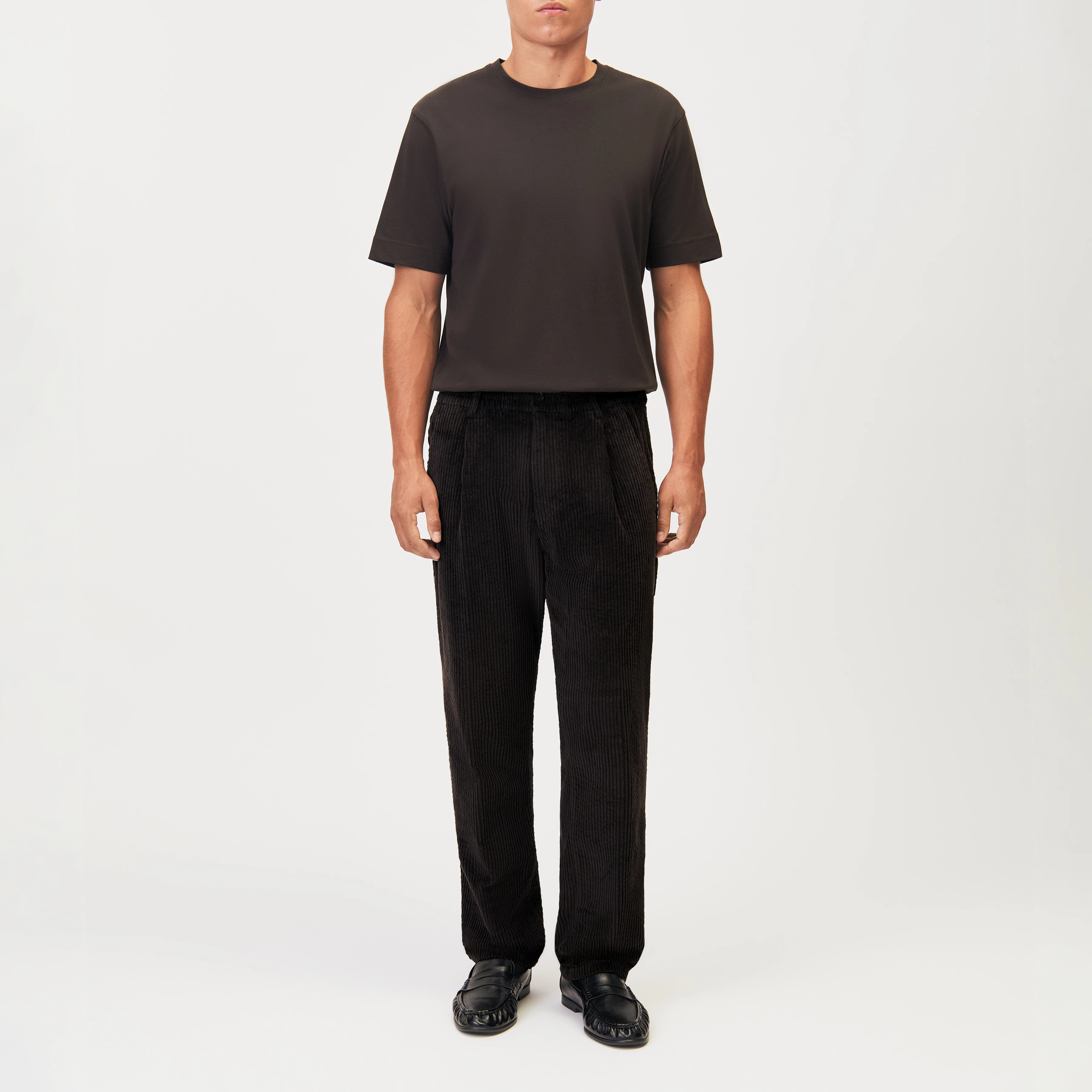 CHASY_RGLR - Casual Hose mit Bundfalte in Jumbo Cord - Herren - braun - Ganzkörper-Frontansicht