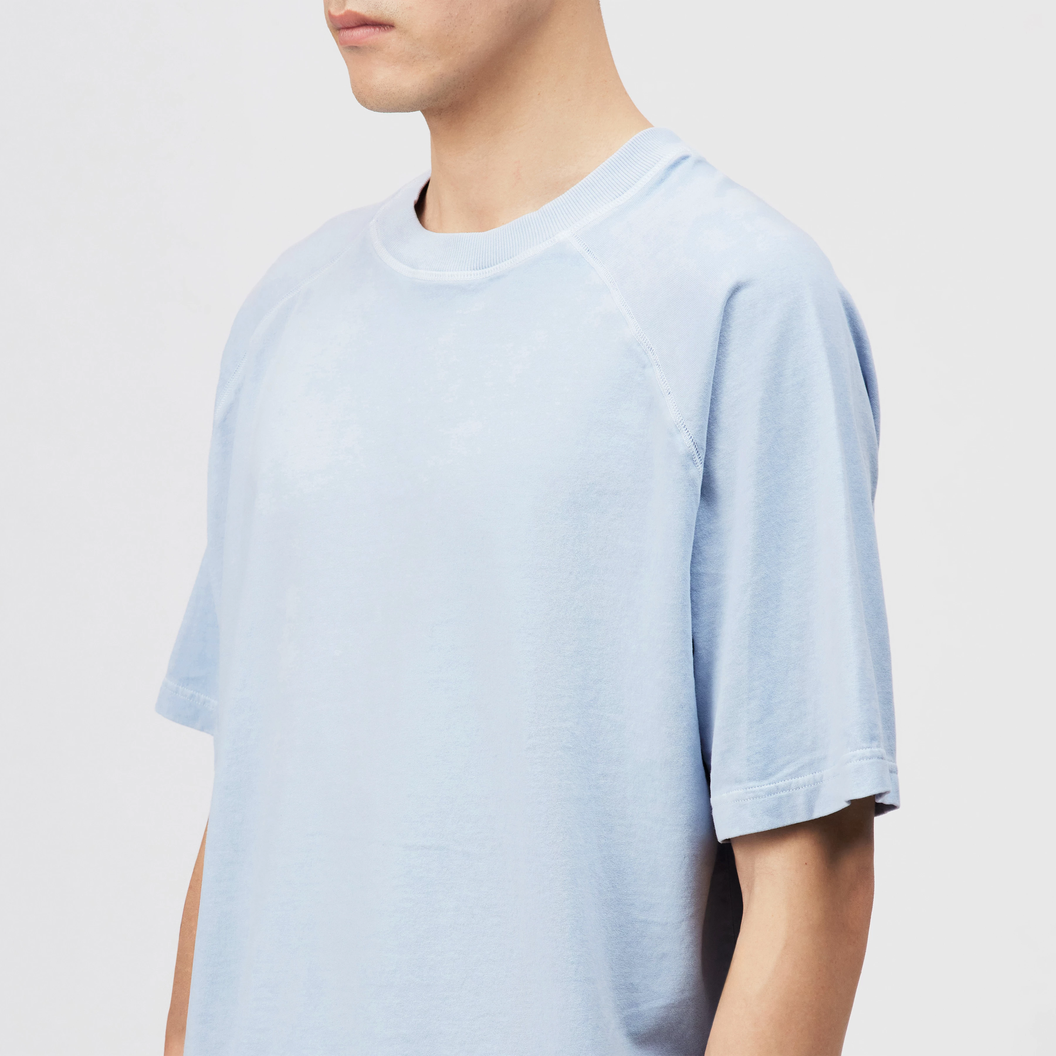 MAVIAN - Relaxed, washed cotton tee. - men - blue - Detailansicht am Model
