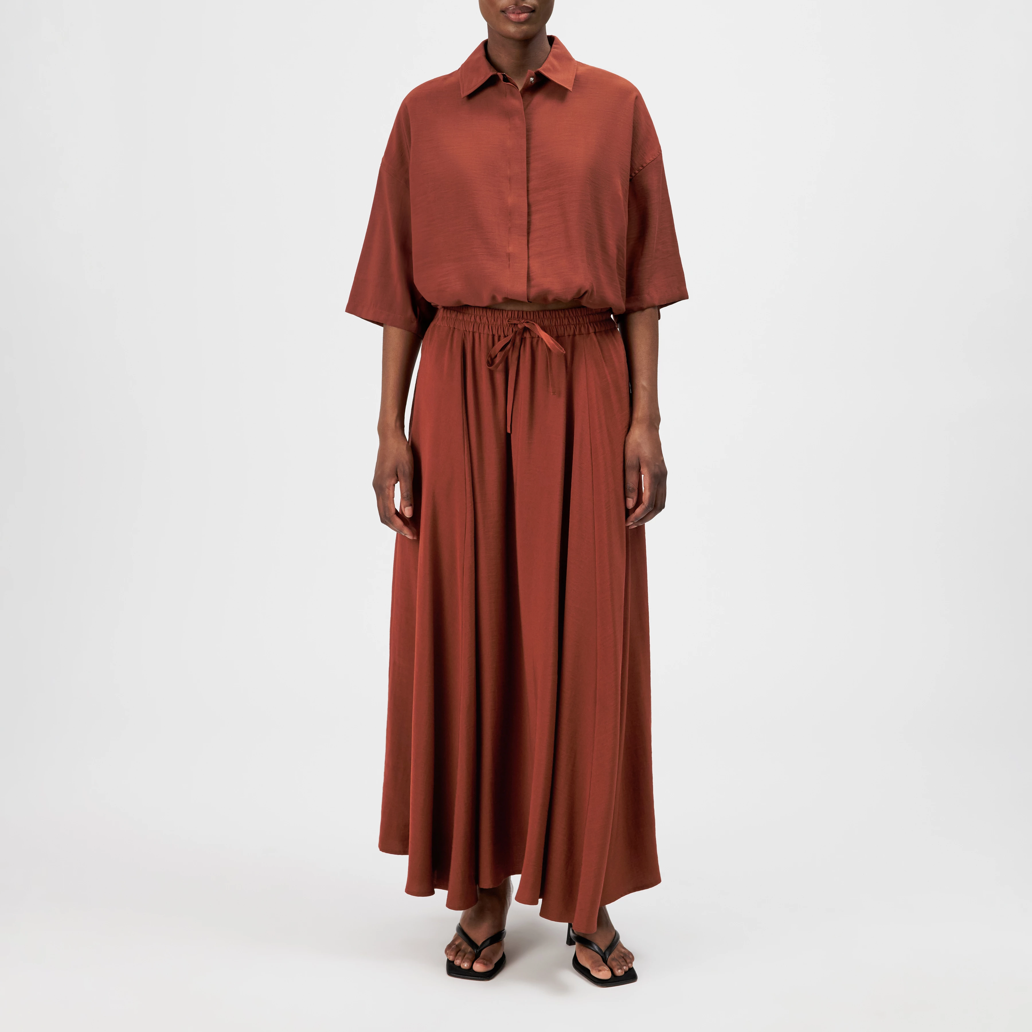 LAINAY - Chemisier court en twill fluide - women - rouge - Ganzkörper-Frontansicht