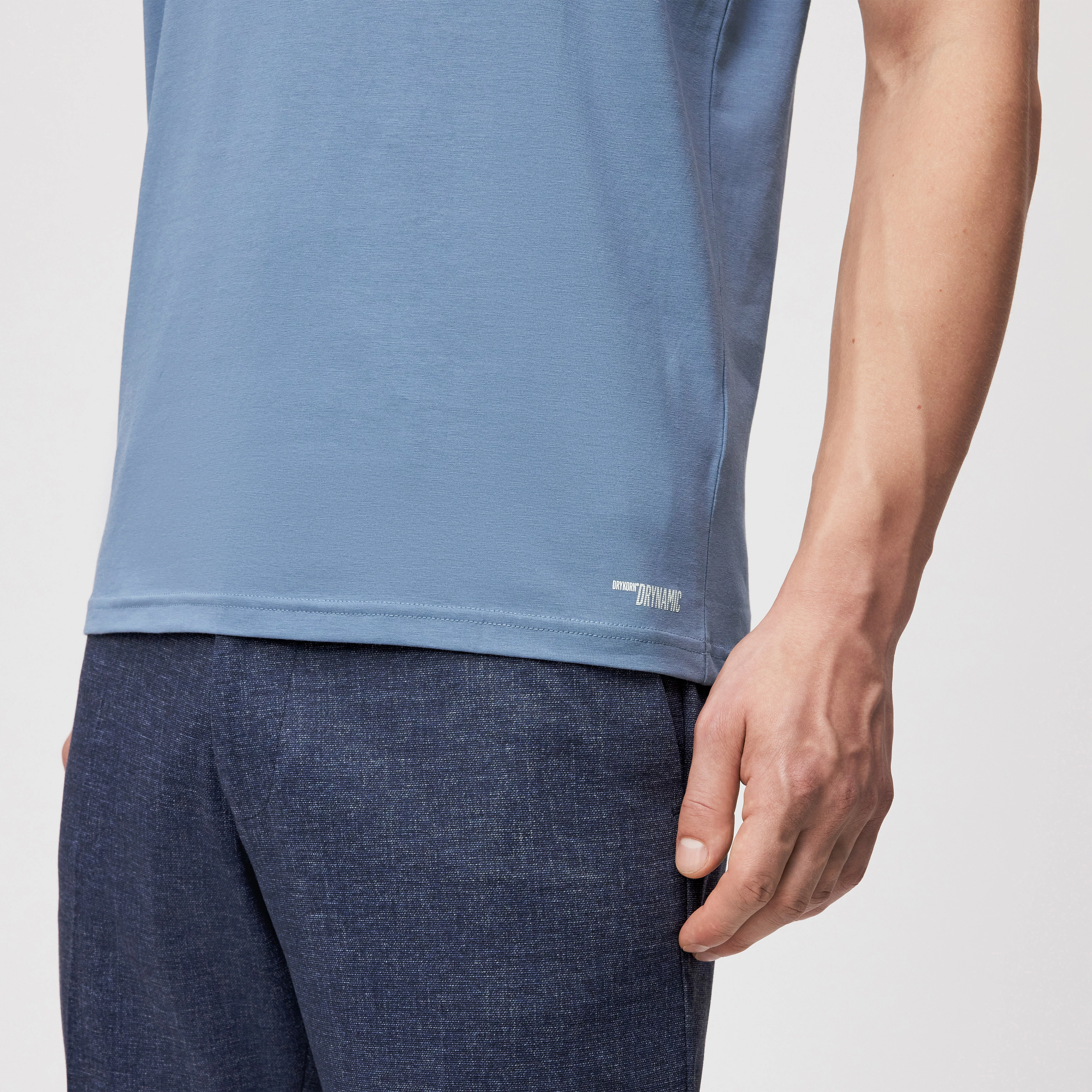 ANTON - Fitted T-shirt in cotton - men - blue - Detailansicht am Model