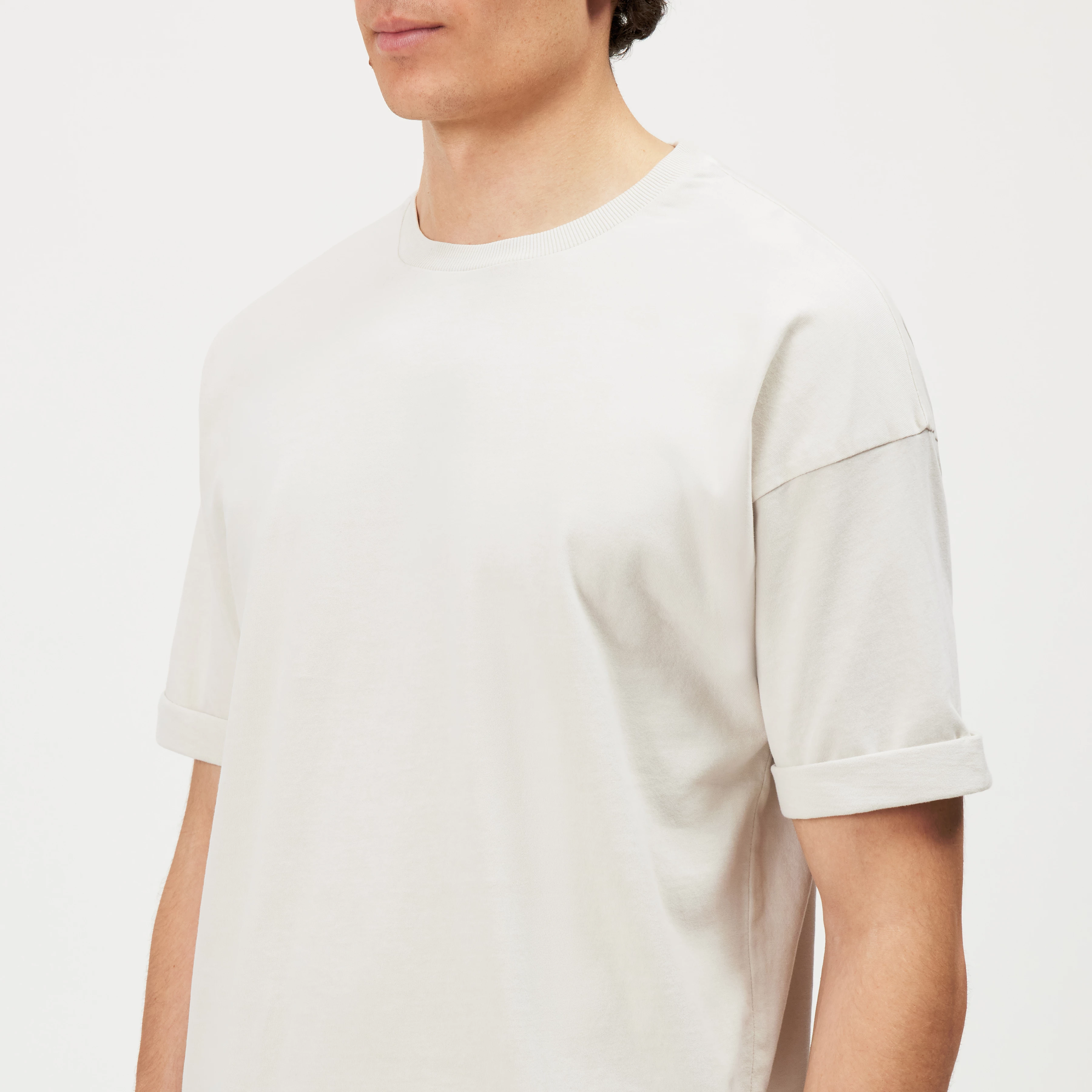 THILO - Relaxed fit T-shirt in soft cotton with washed look - men - off white - Detailansicht am Model