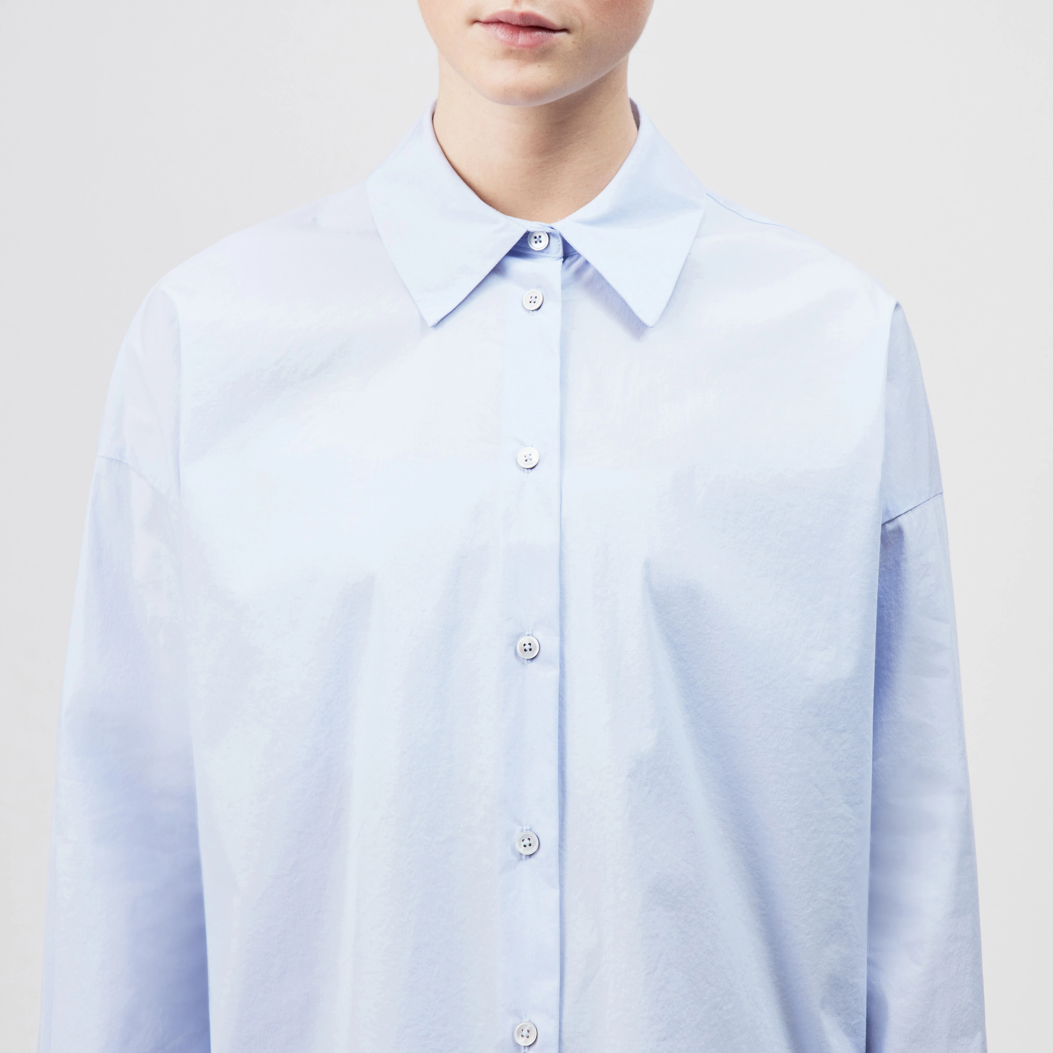 CLOELIA - Classic shirt blouse in poplin - women - blue - Detailansicht am Model