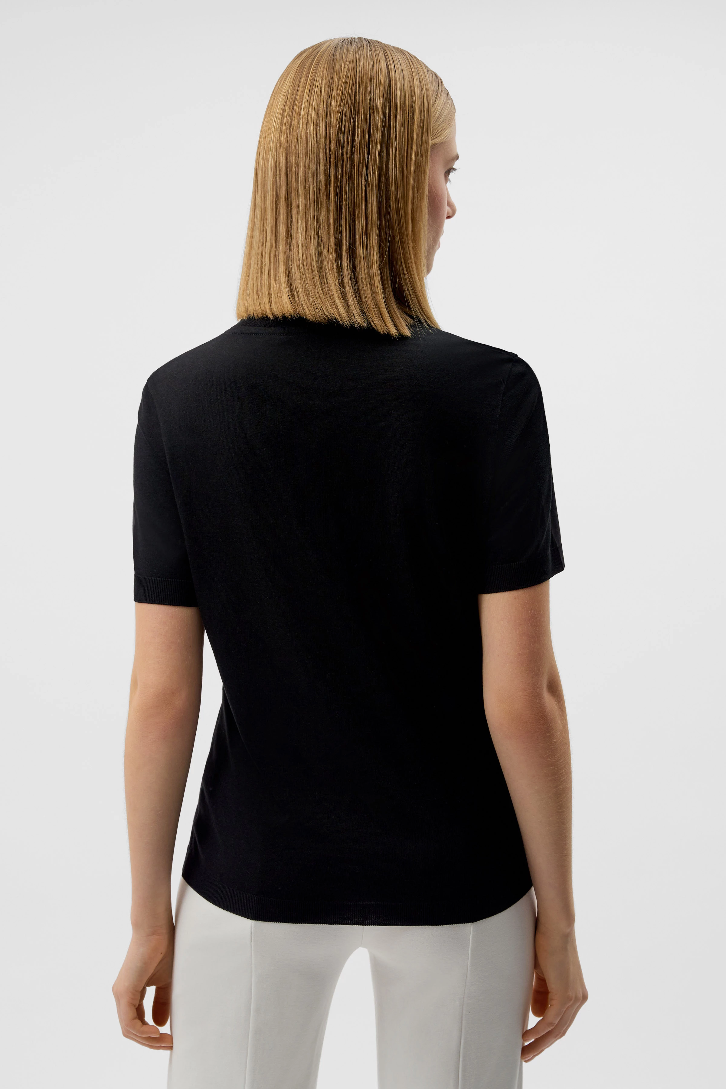 NALICE - Feminine T-shirt with V-neck - women - Natural Aluminium - Rückansicht