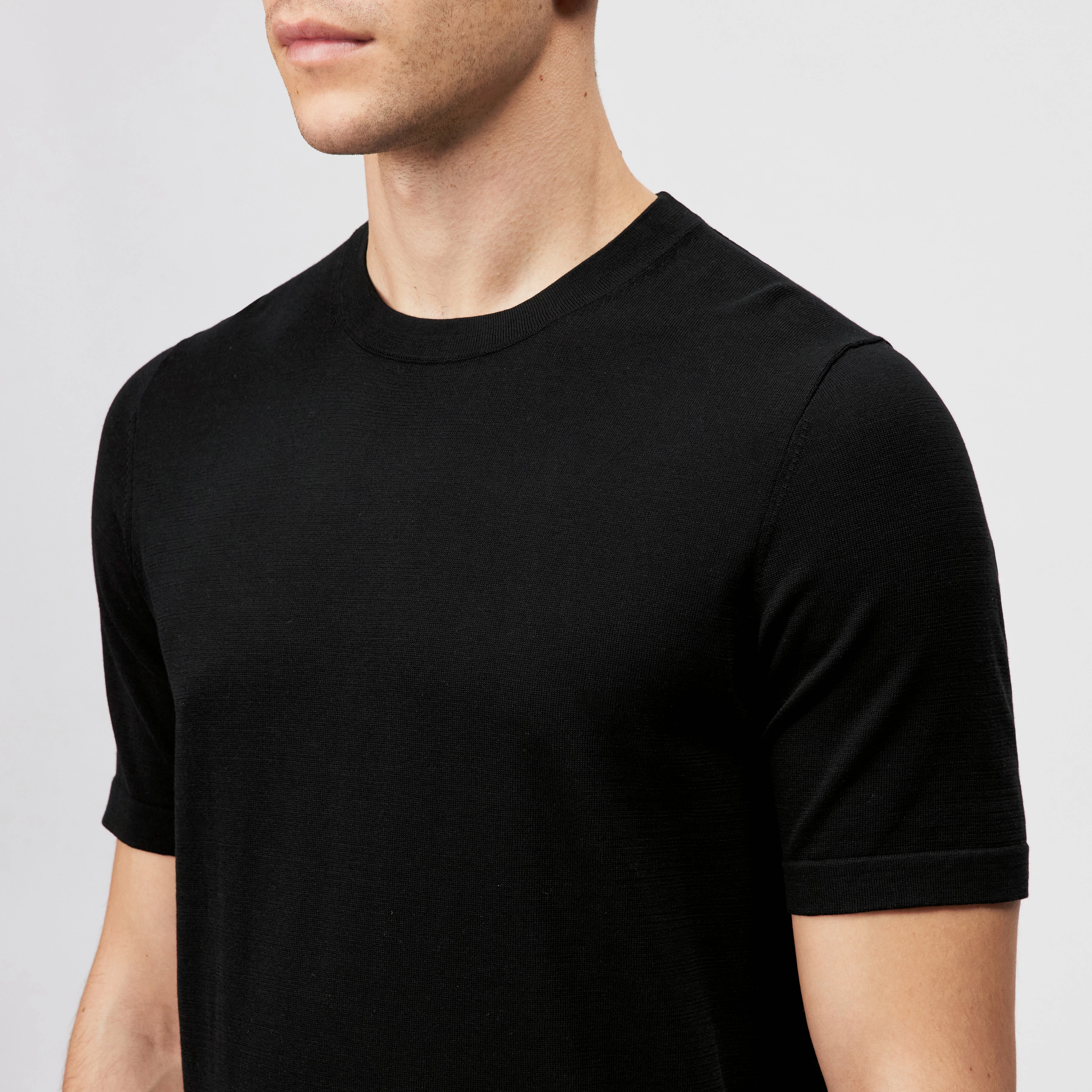 VALENTIN - T-shirt in mercerised cotton - men - black - Detailansicht am Model