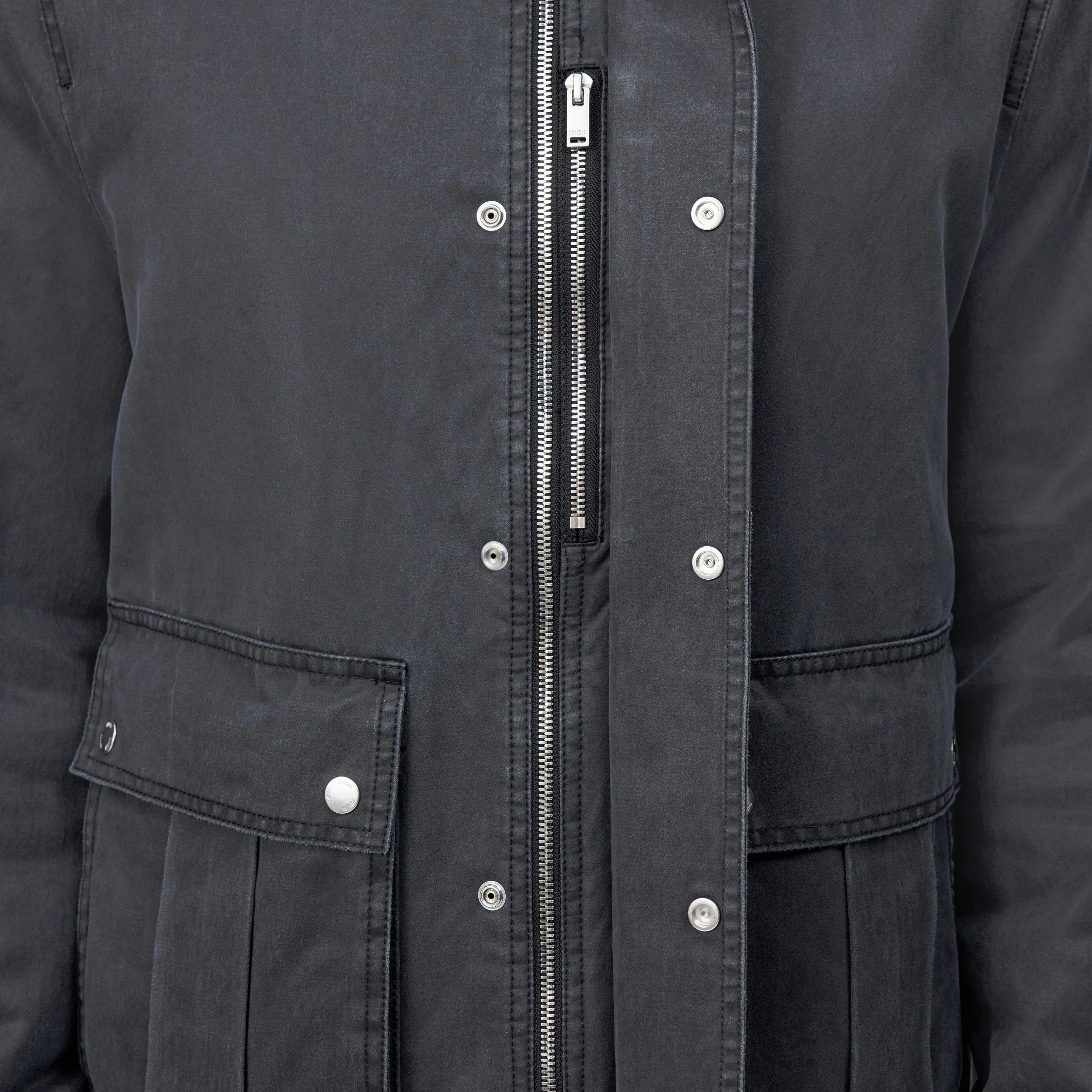 YAKAMO_W - Utility Jacke in gewachstem Baumwoll-Mix - Herren - schwarz - Detailansicht am Model