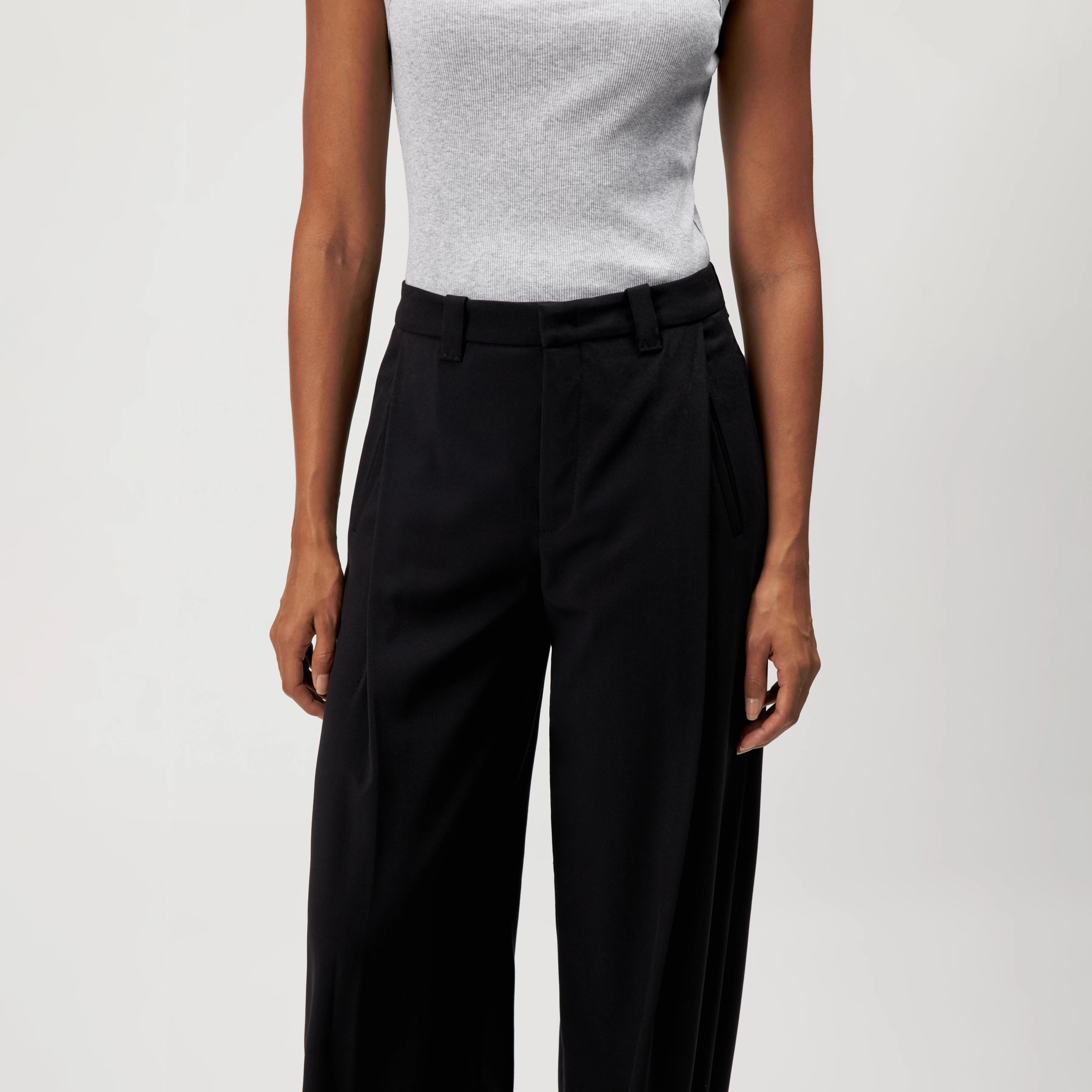 UNPACK_N - Regular fit trousers in twill - women - black - Detailansicht am Model