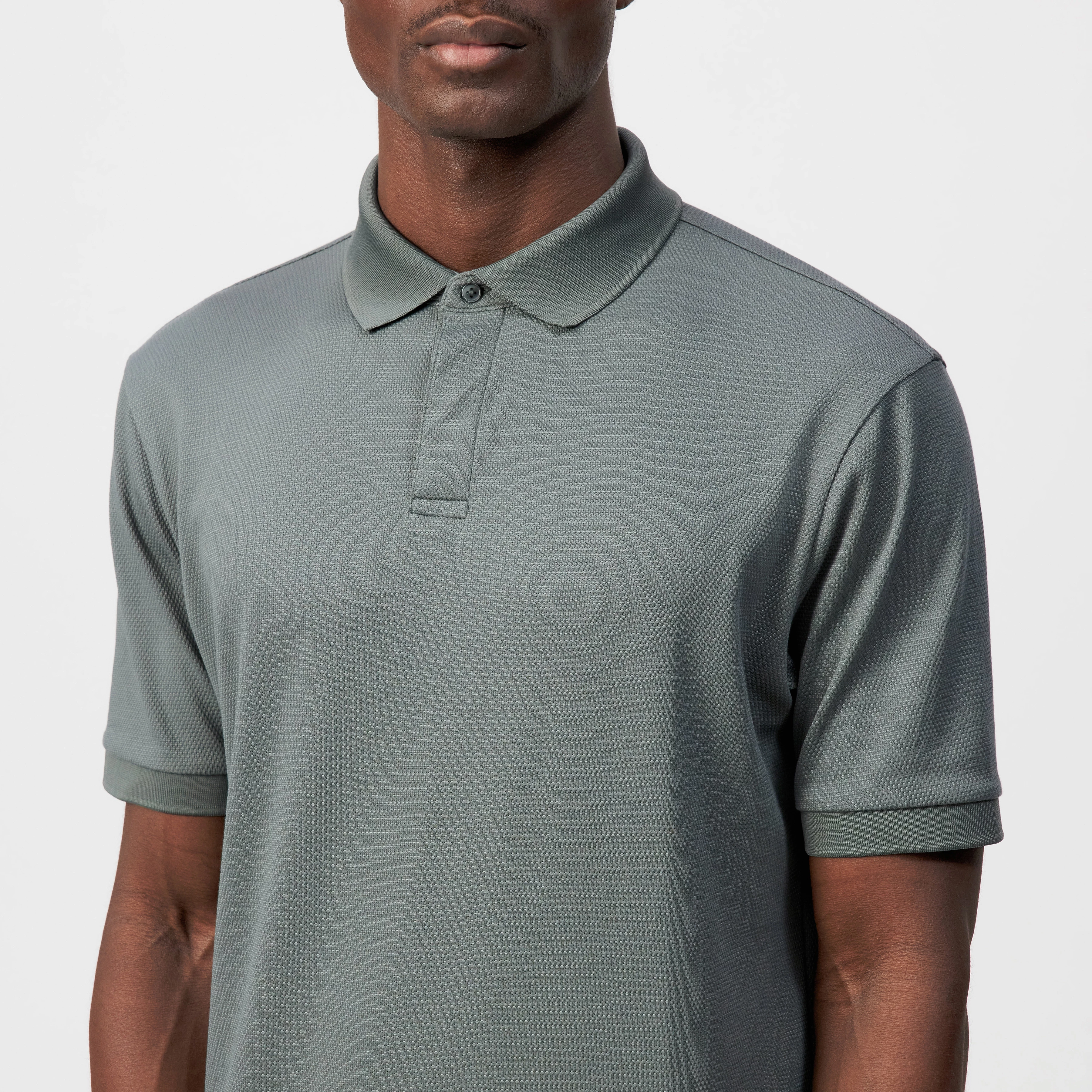 SANTOS - Classic regular fit polo in piqué structure - men - green - Detailansicht am Model