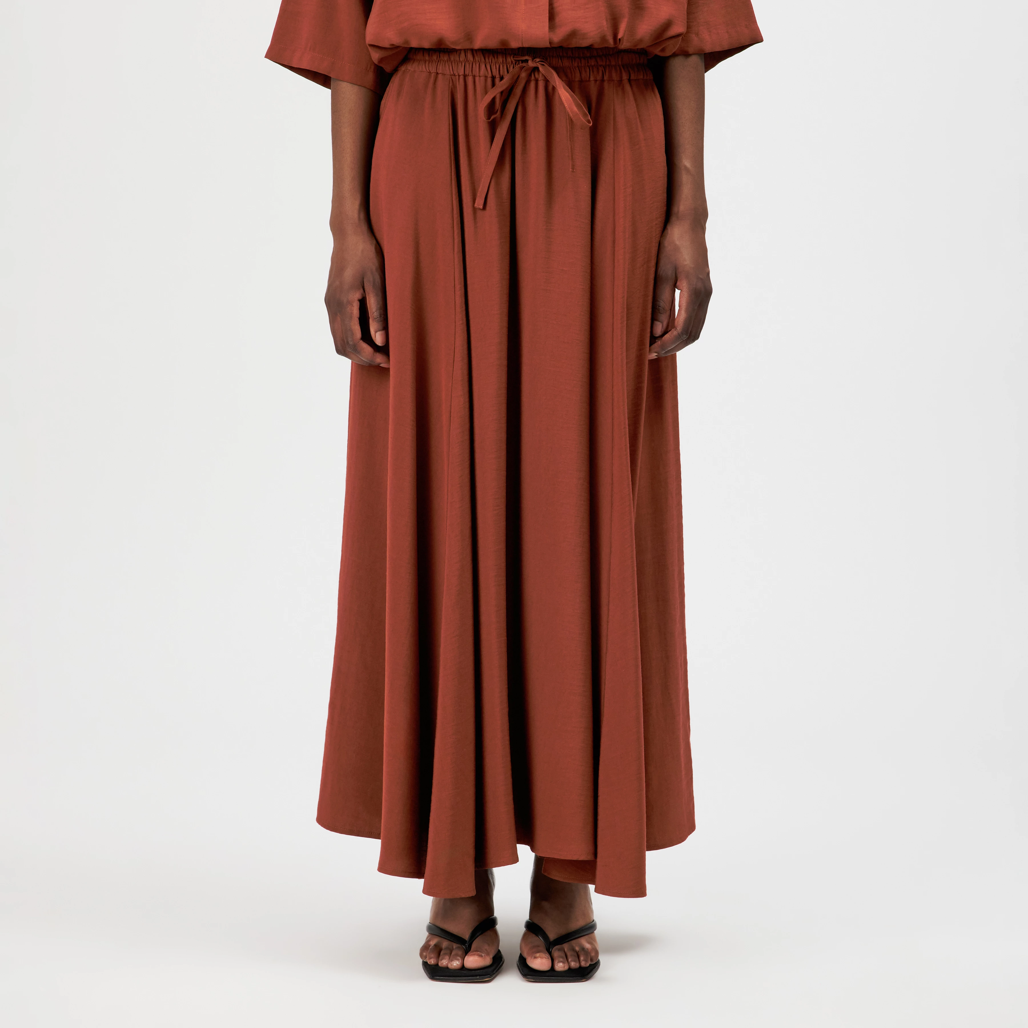 QERIME_1 - Jupe évasée en twill fluide - women - rouge - Frontansicht
