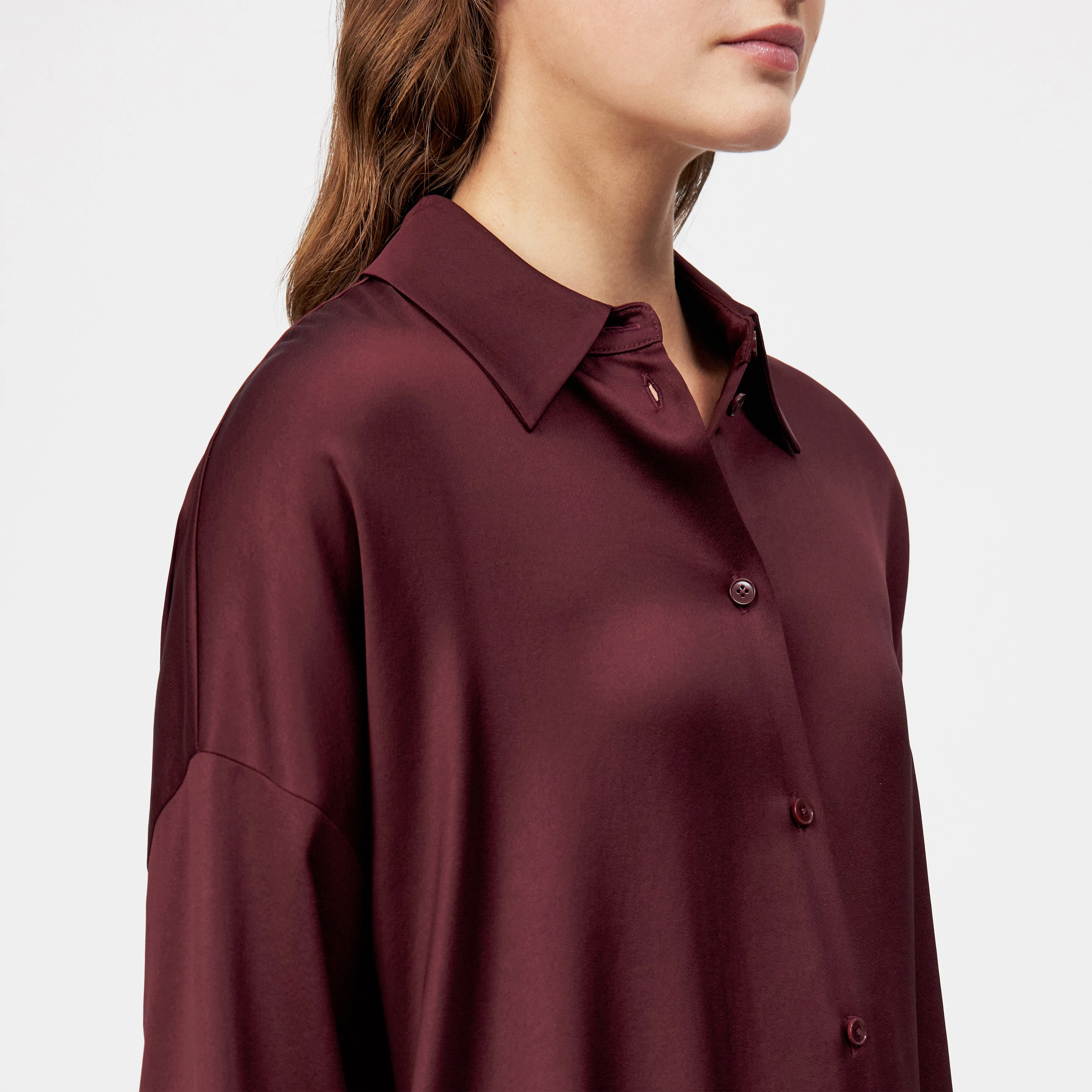CLOELIA - Klassische Hemdbluse in Satin - Damen - rot - Detailansicht am Model
