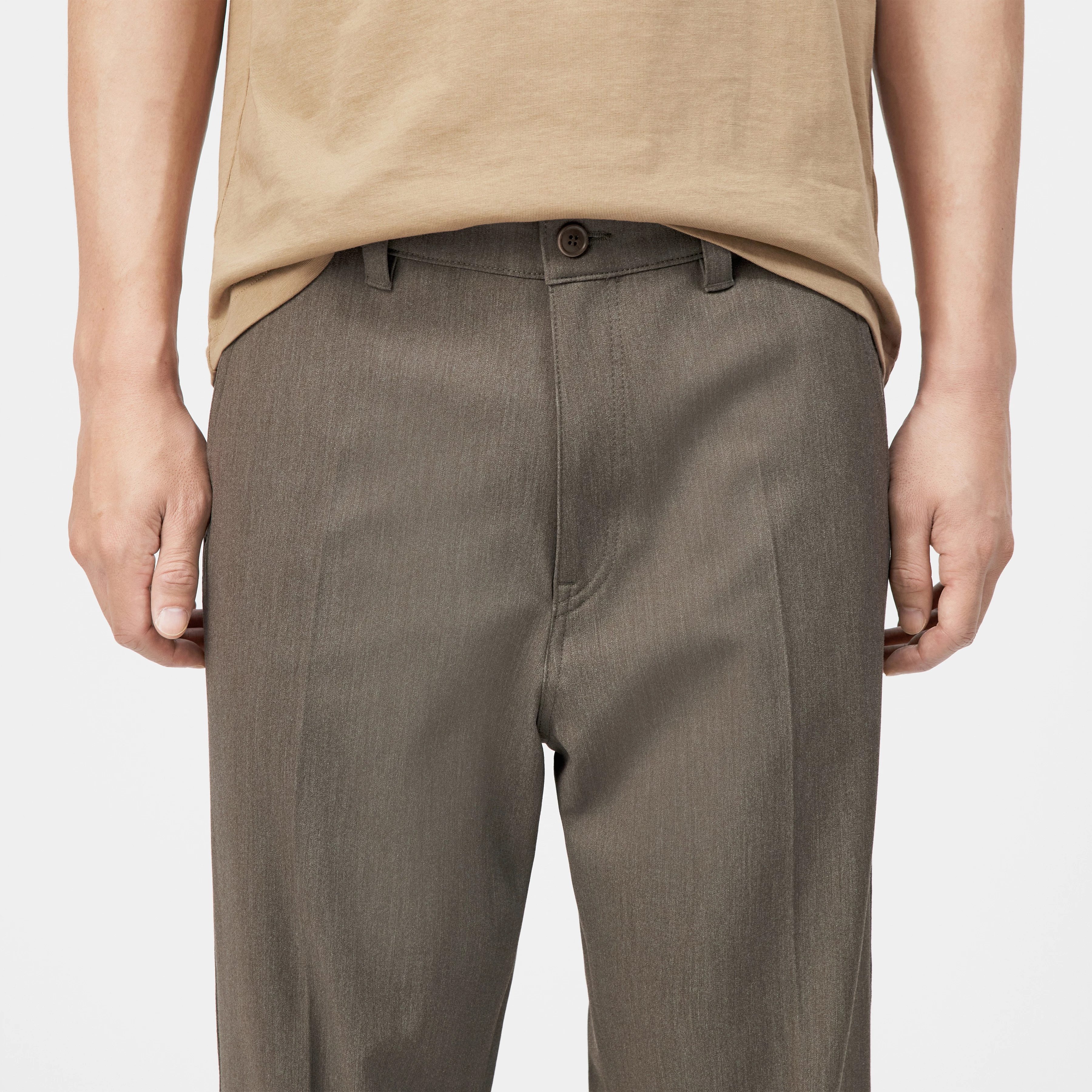 TAVIC - Modern chinos in viscose blend - men - brown - Detailansicht am Model