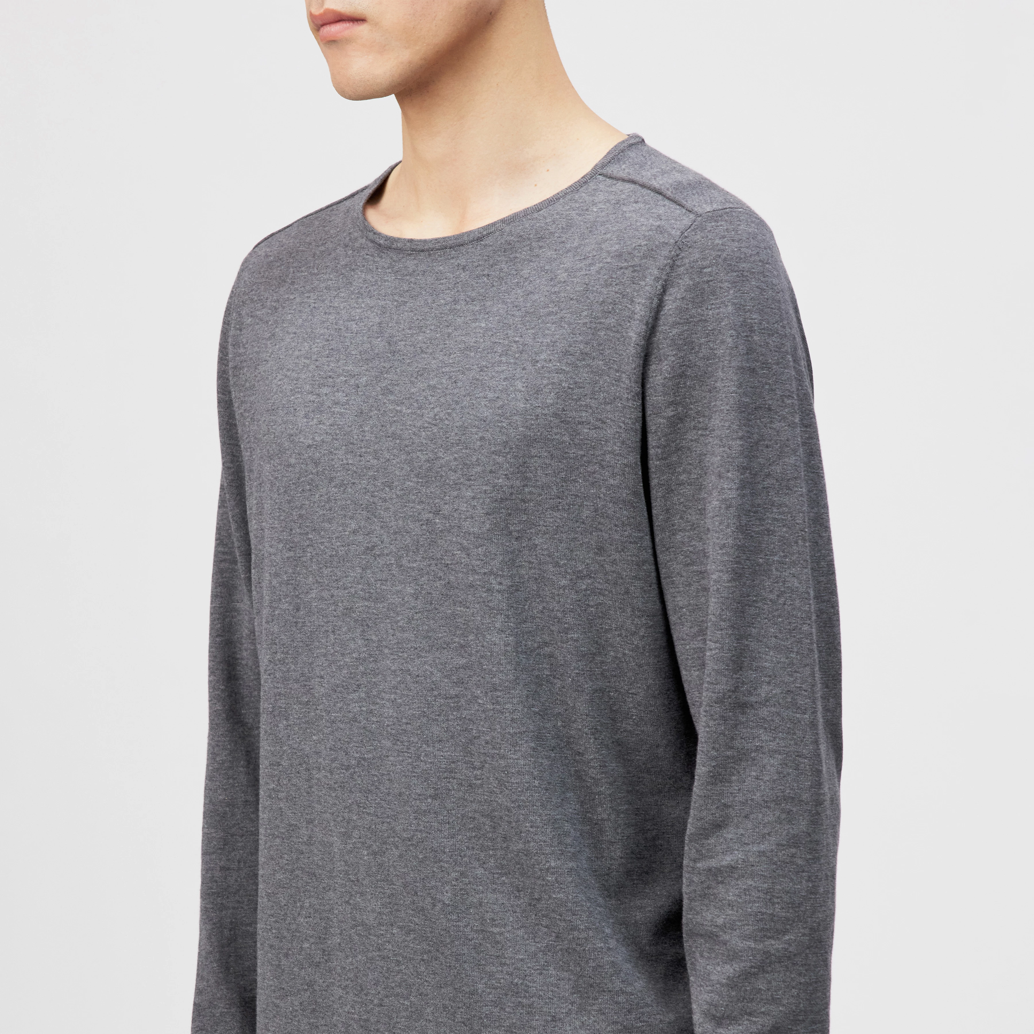 RIKONO - Knitted jumper in clean cotton - men - grey - Detailansicht am Model
