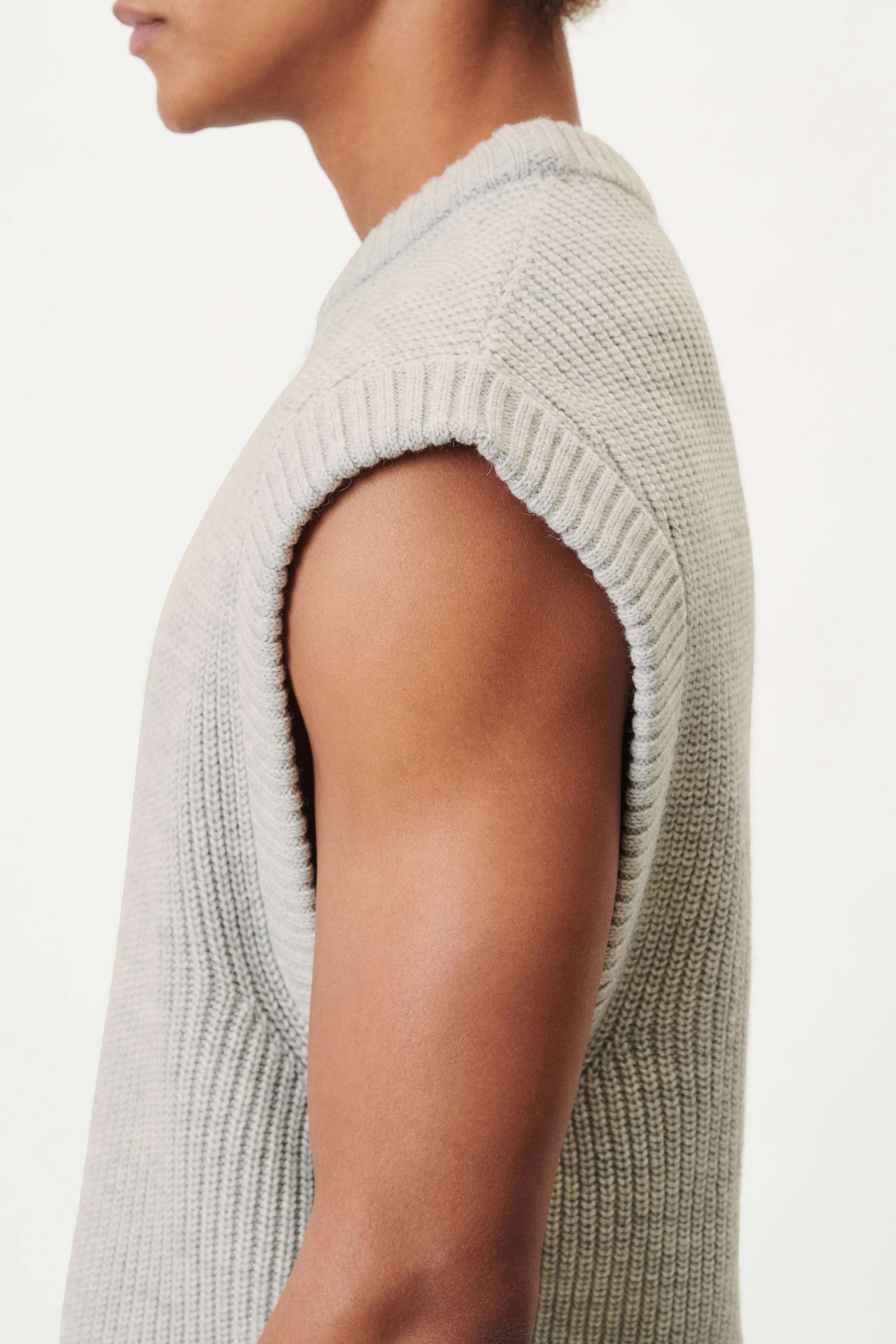 JIMMY - round neck jumper in alpaca-wool mix - men - grey - Detailansicht am Model