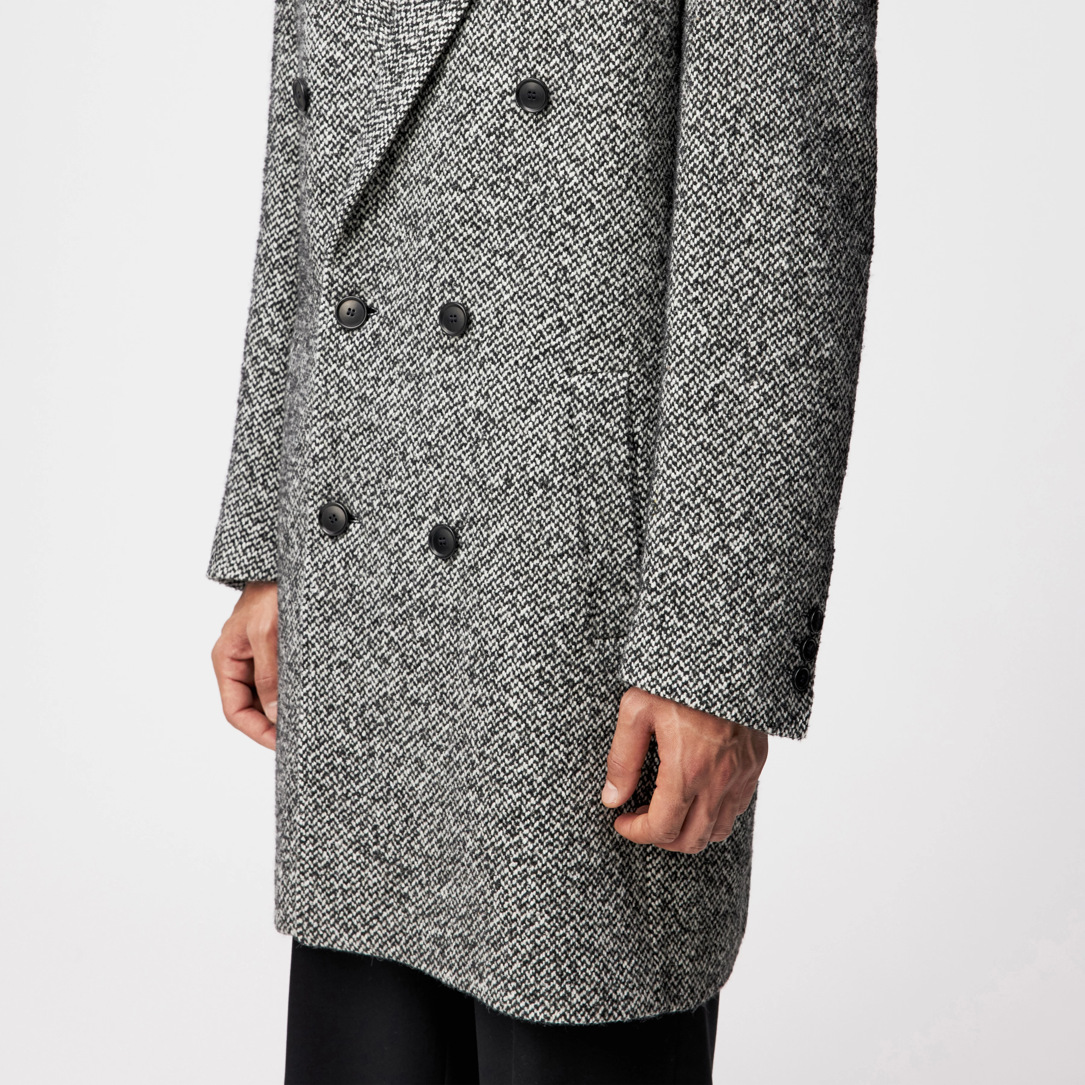 NEKOLA - Doppelreihiger Mantel in Woll-Mix - Herren - schwarz - Detailansicht am Model