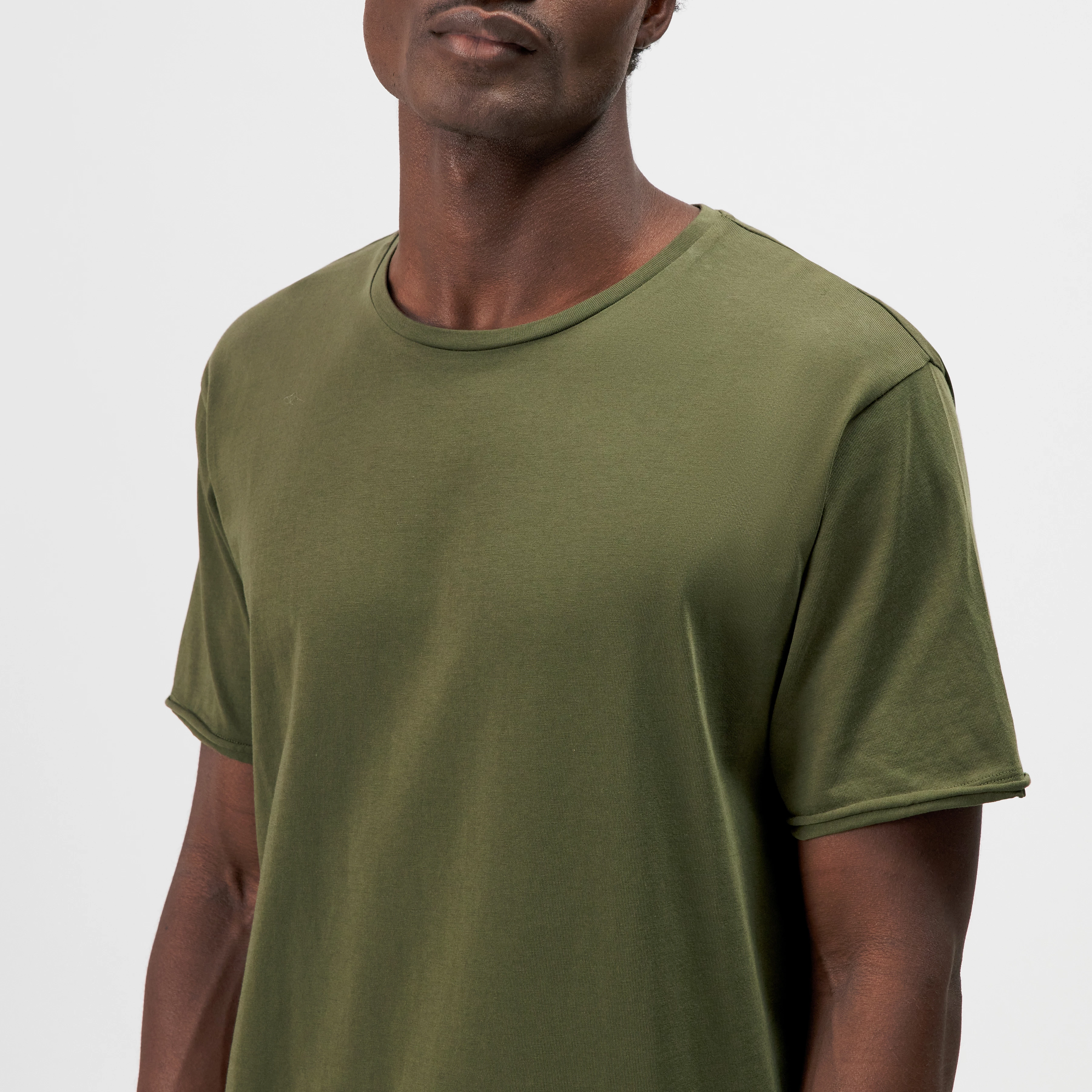 KENDRICK_2 - T-shirt in pure cotton - men - green - Detailansicht am Model