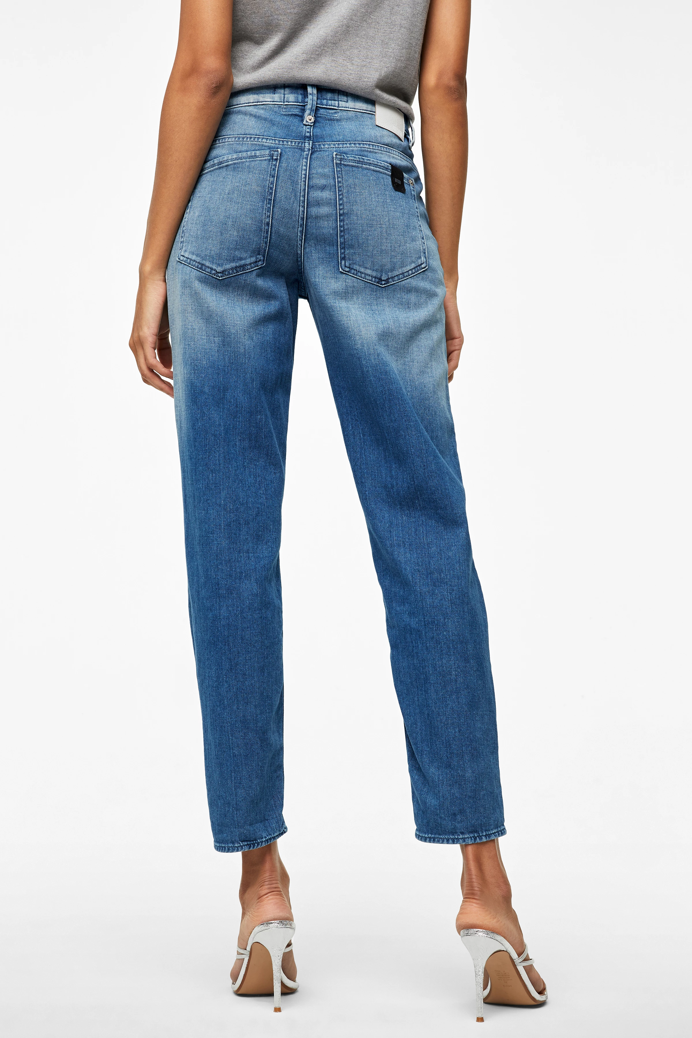 LIKE - pantalon girlfriend décontracté avec ourlet retroussé - women - bleu - Ganzkörper-Frontansicht