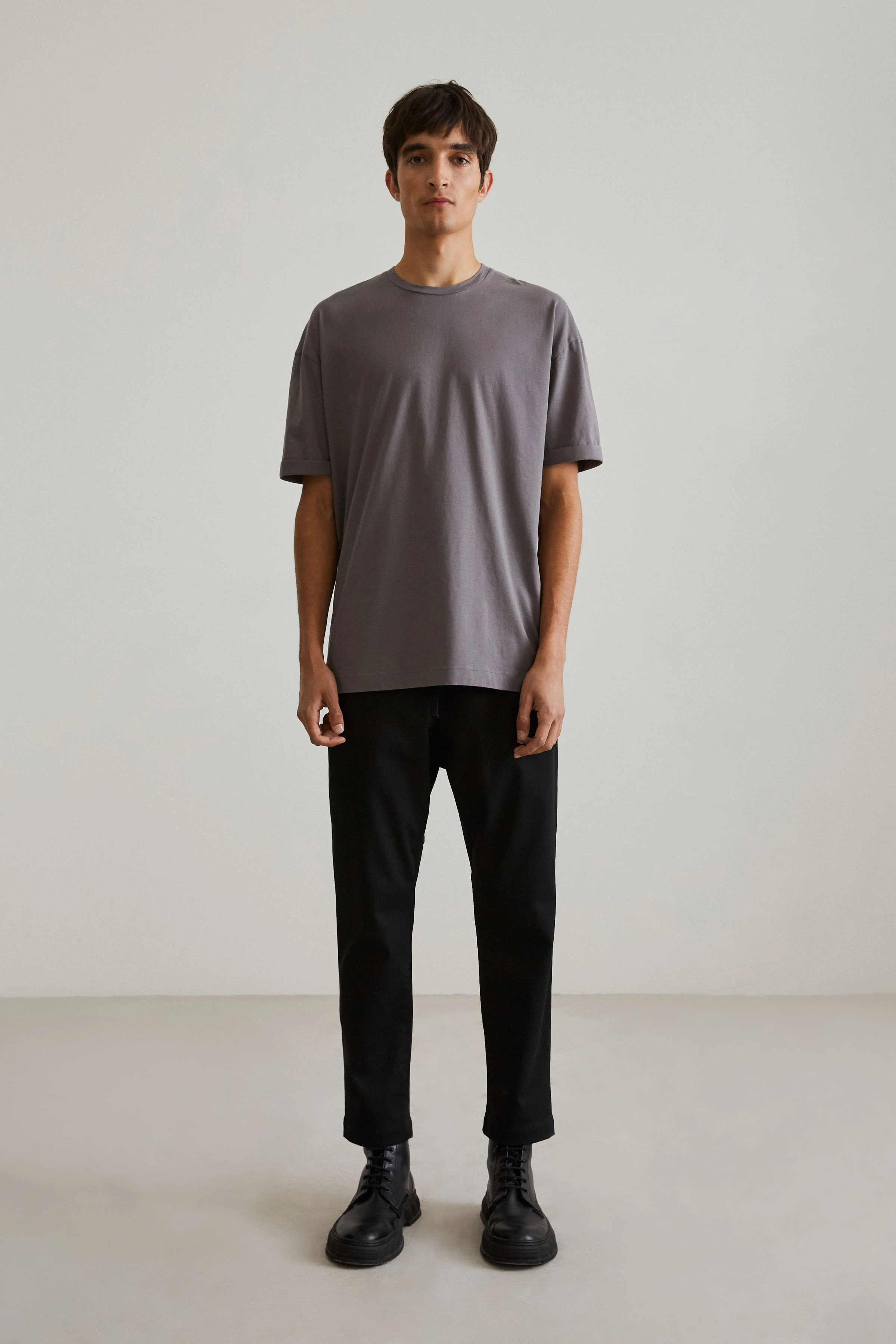 THILO - oversized pure cotton t-shirt - men - grey - Ganzkörper-Frontansicht