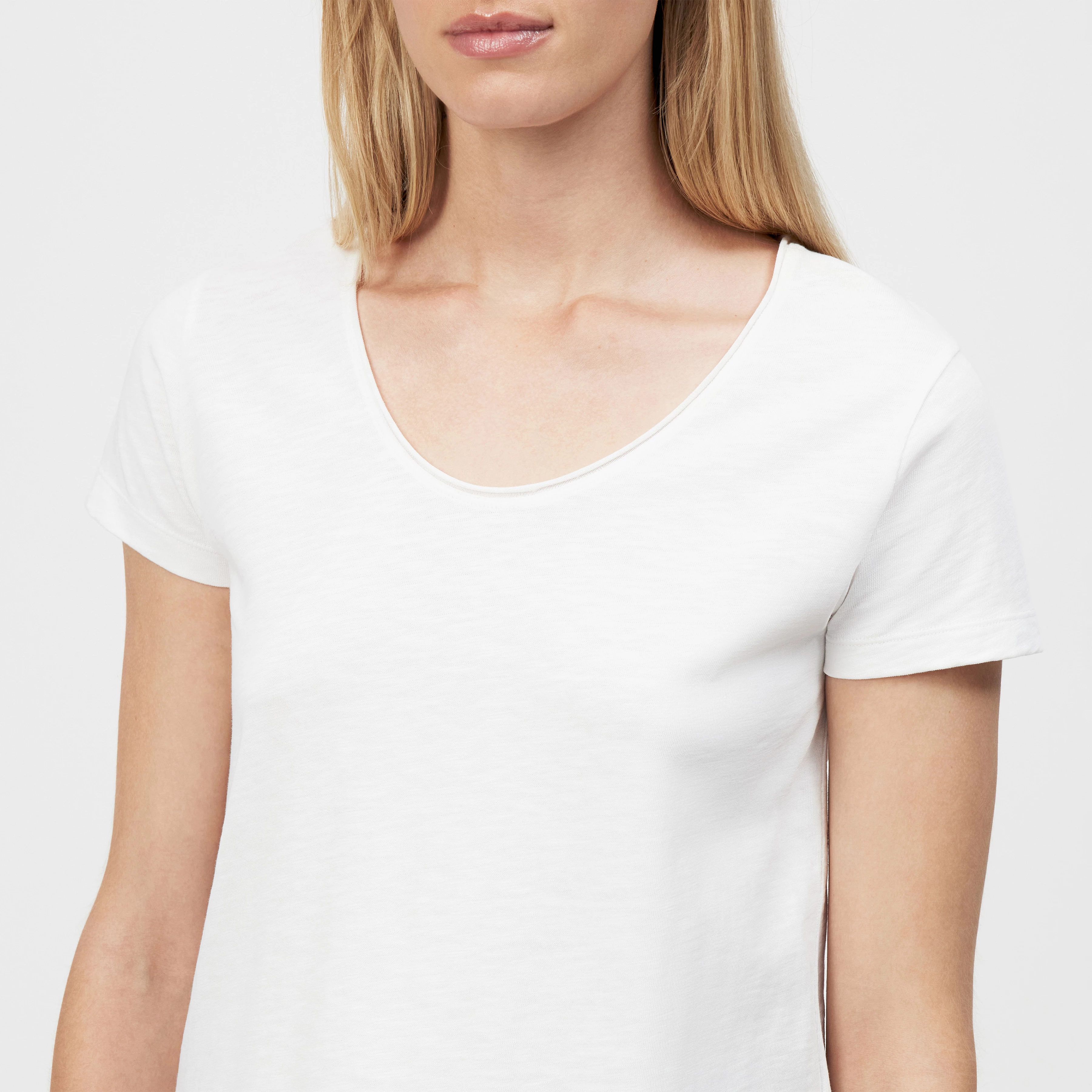 NAVIVI - Pure cotton T-shirt - women - white - Detailansicht am Model