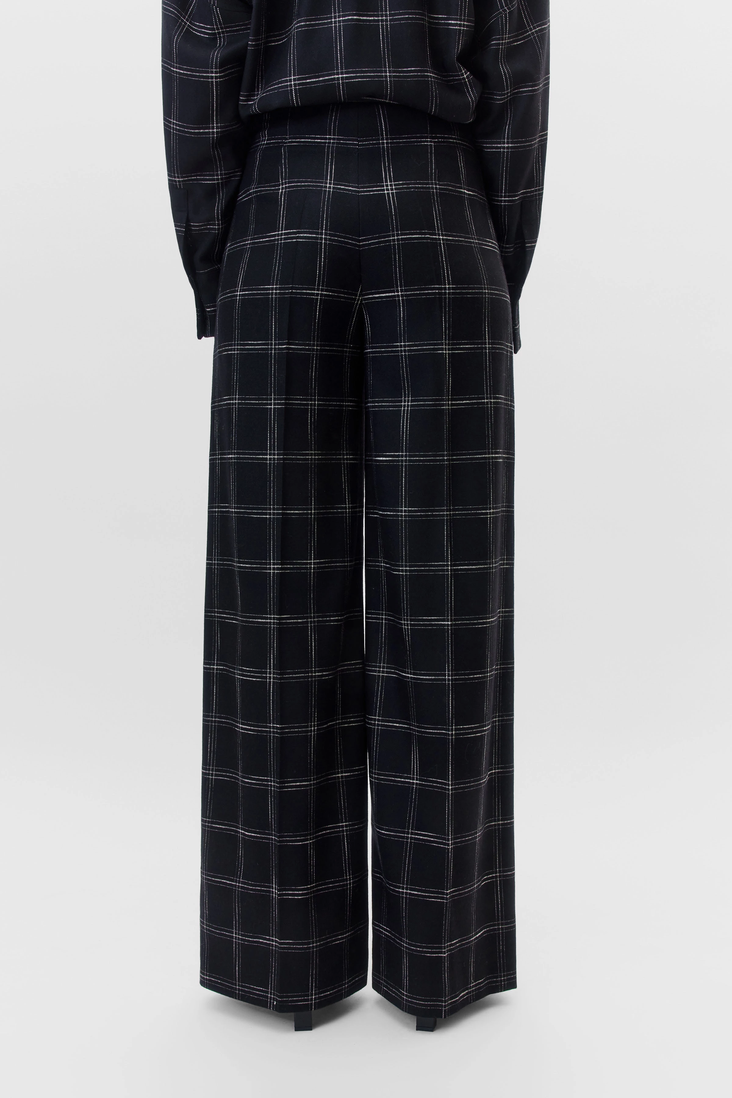 BEFORE - flannel marlene trousers - women - black - Rückansicht