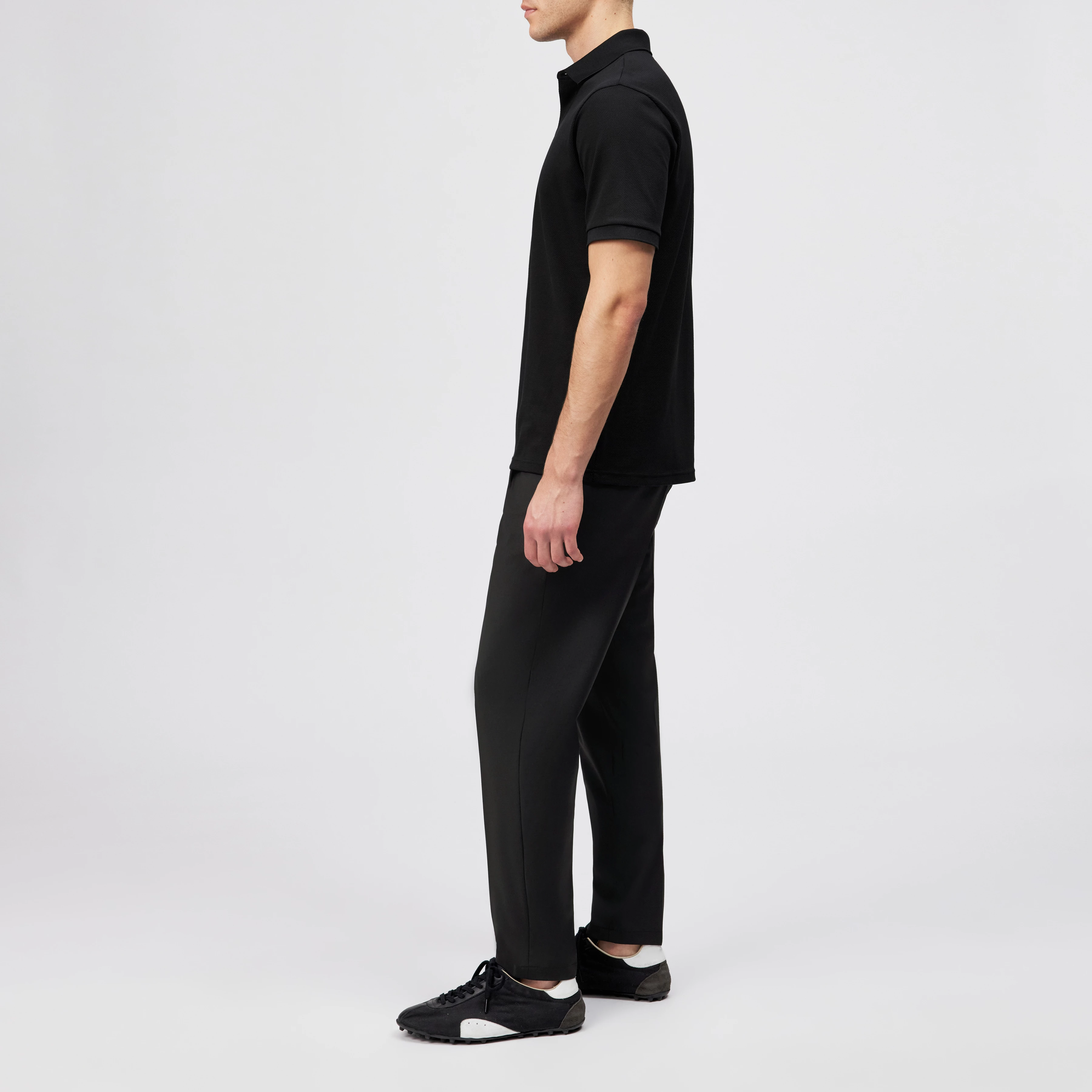 SANTOS - Classic regular fit polo in piqué structure - men - black - Seitenansicht