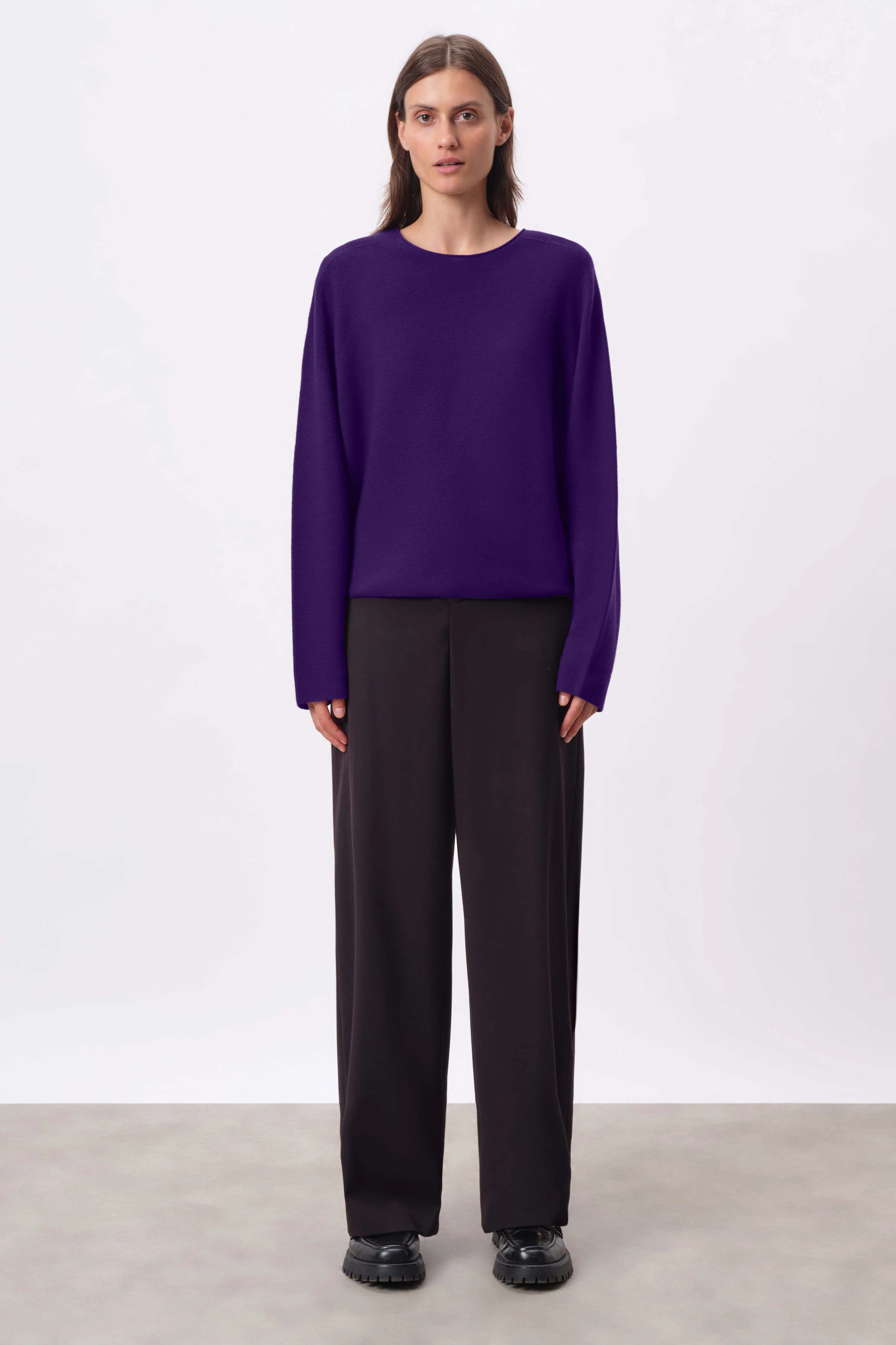 MEAMI - Verkürzter Egg-Shape Pullover in Merinowolle - Damen - lila - Ganzkörper-Frontansicht