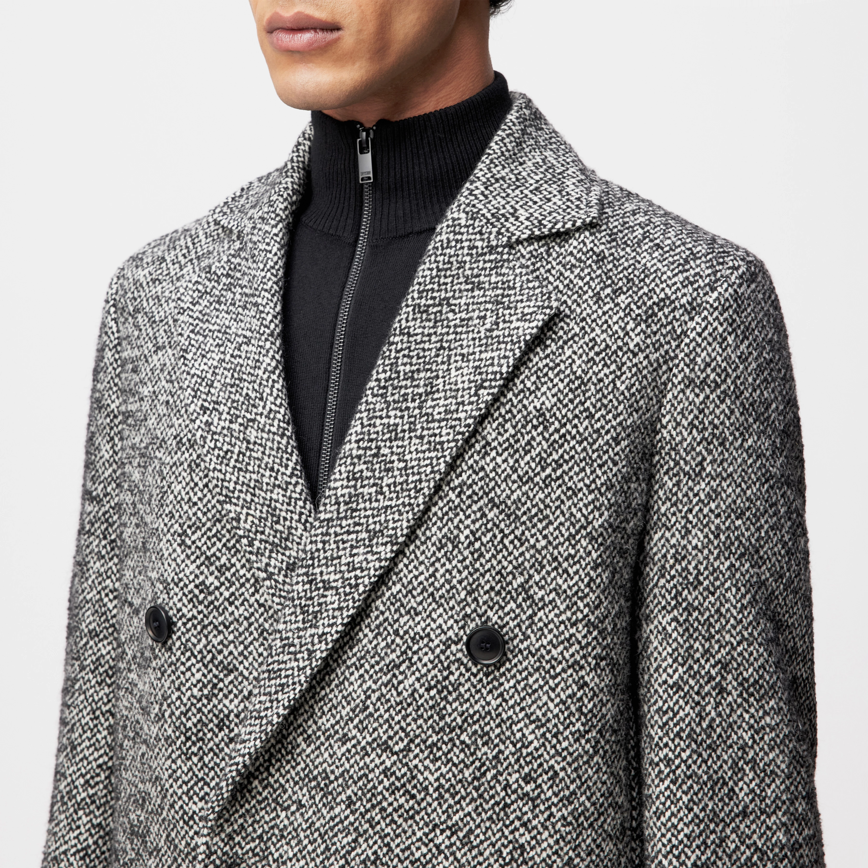 NEKOLA - Doppelreihiger Mantel in Woll-Mix - Herren - schwarz - Detailansicht am Model