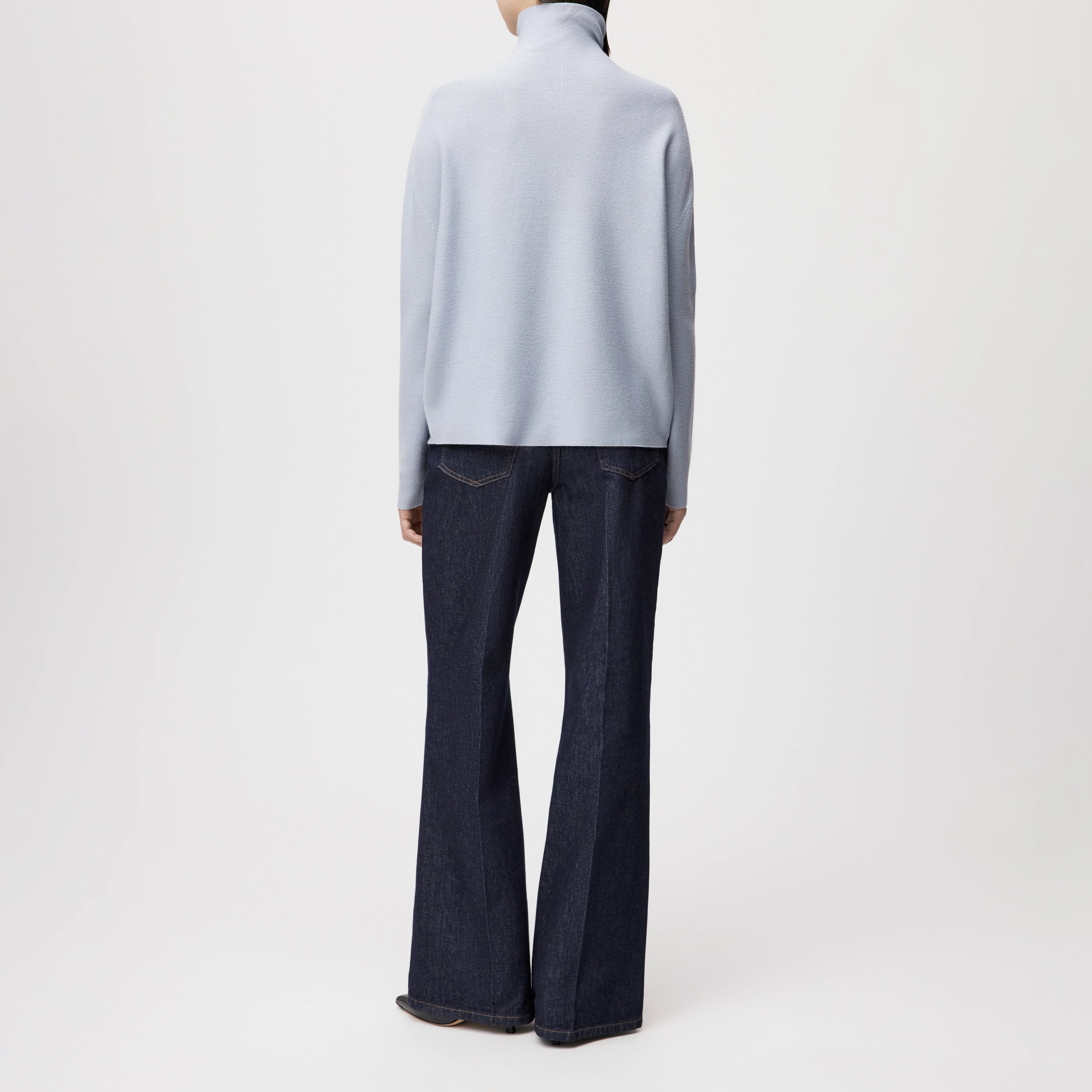 LIORA - Egg-Shape Rollkragenpullover in 100% Merinowolle - Damen - blau - Rückansicht