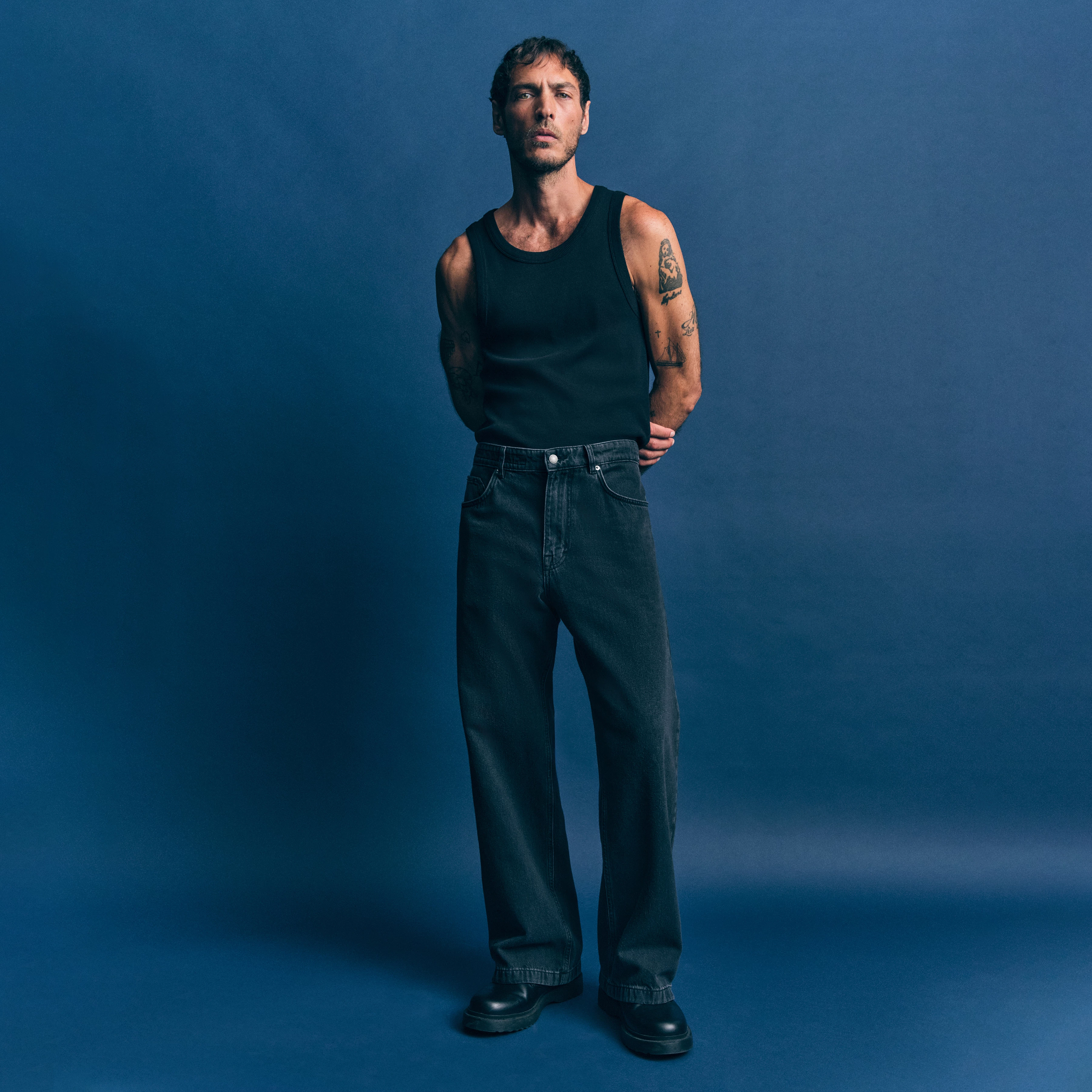 LOWDY - Jeans mit weitem Beinverlauf in Black Denim - Herren - grau