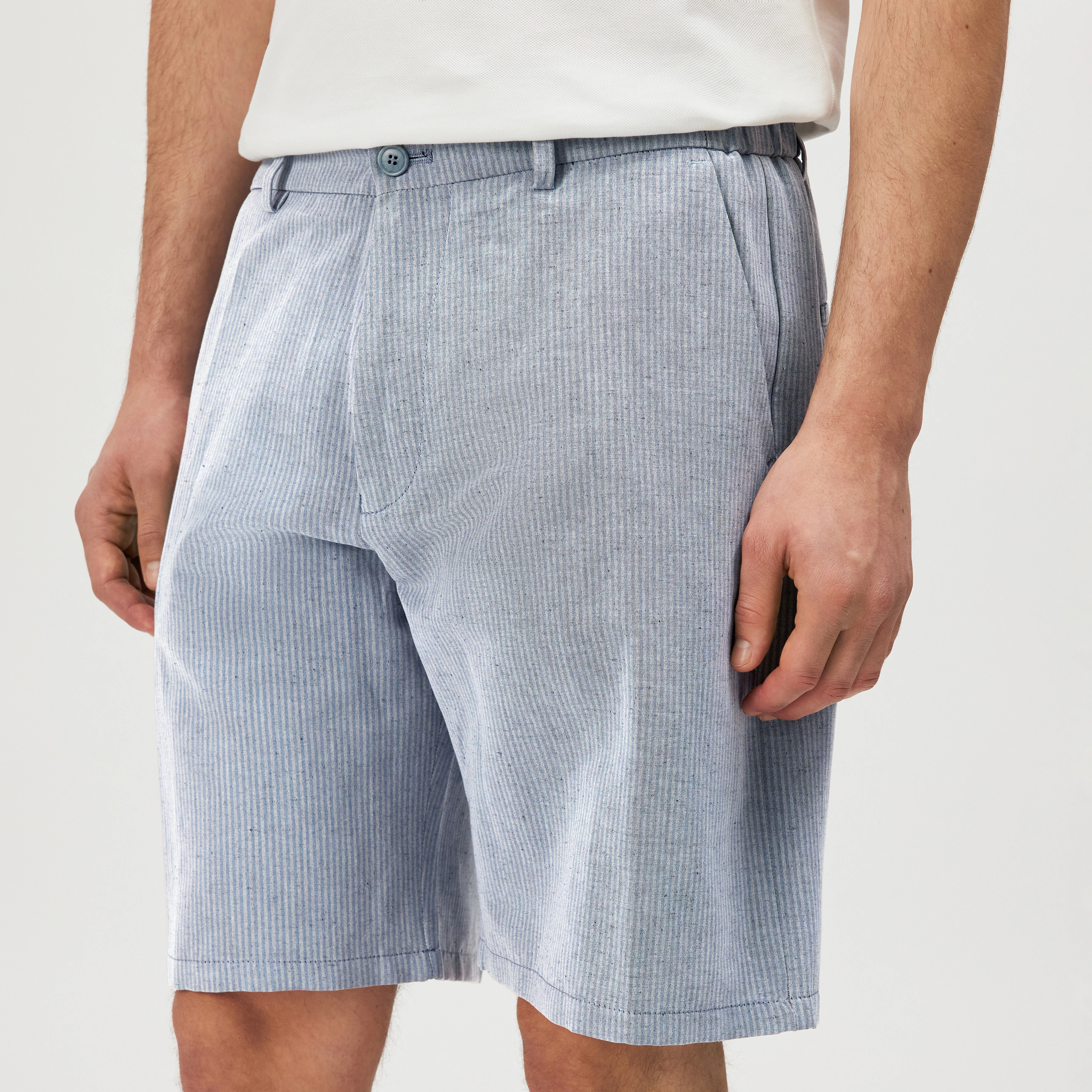 YASAN - Regular fit shorts in linen blend - men - grey - Detailansicht am Model