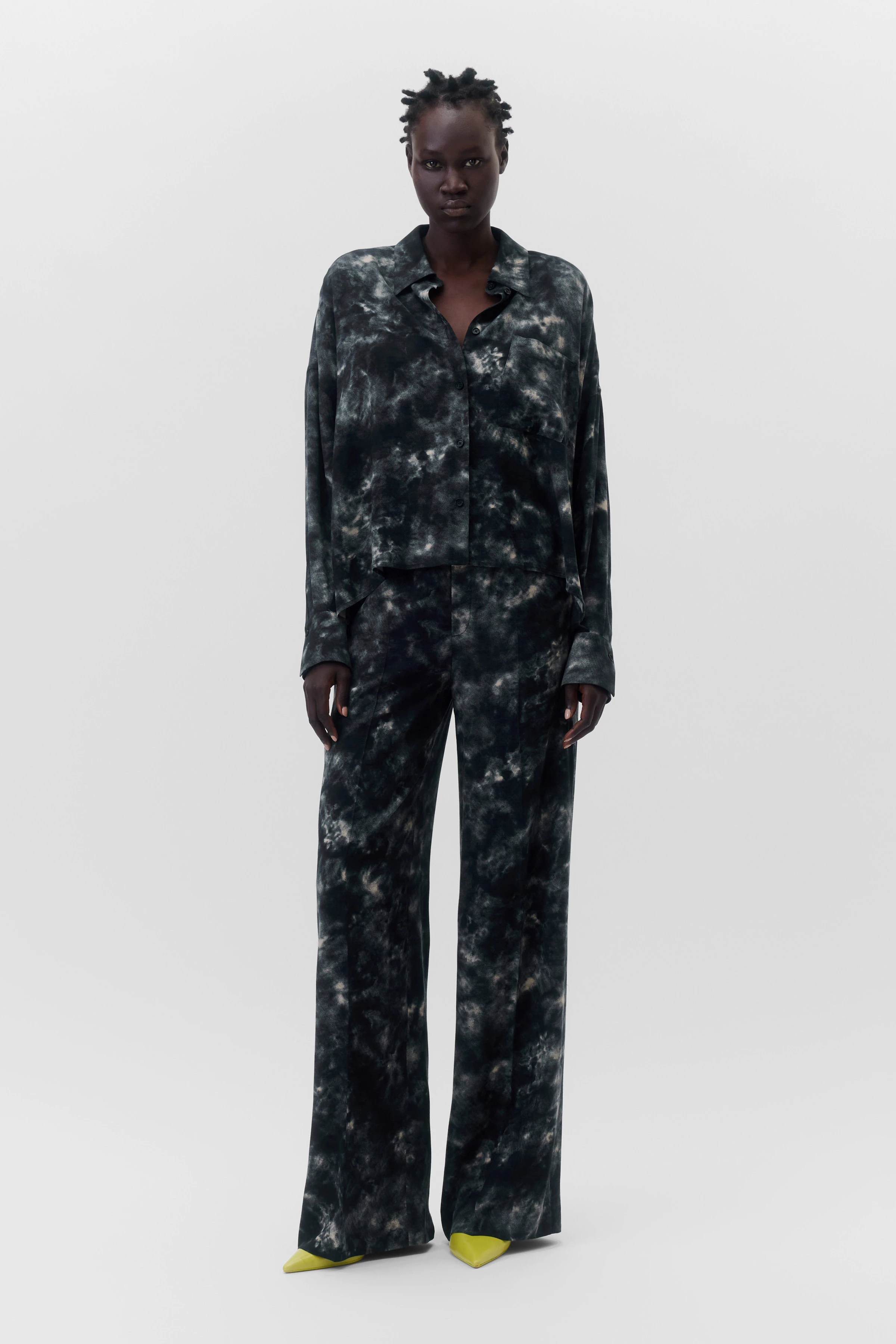 NAMIDA - Hemdbluse mit Batikprint - Damen - beige - Ganzkörper-Frontansicht