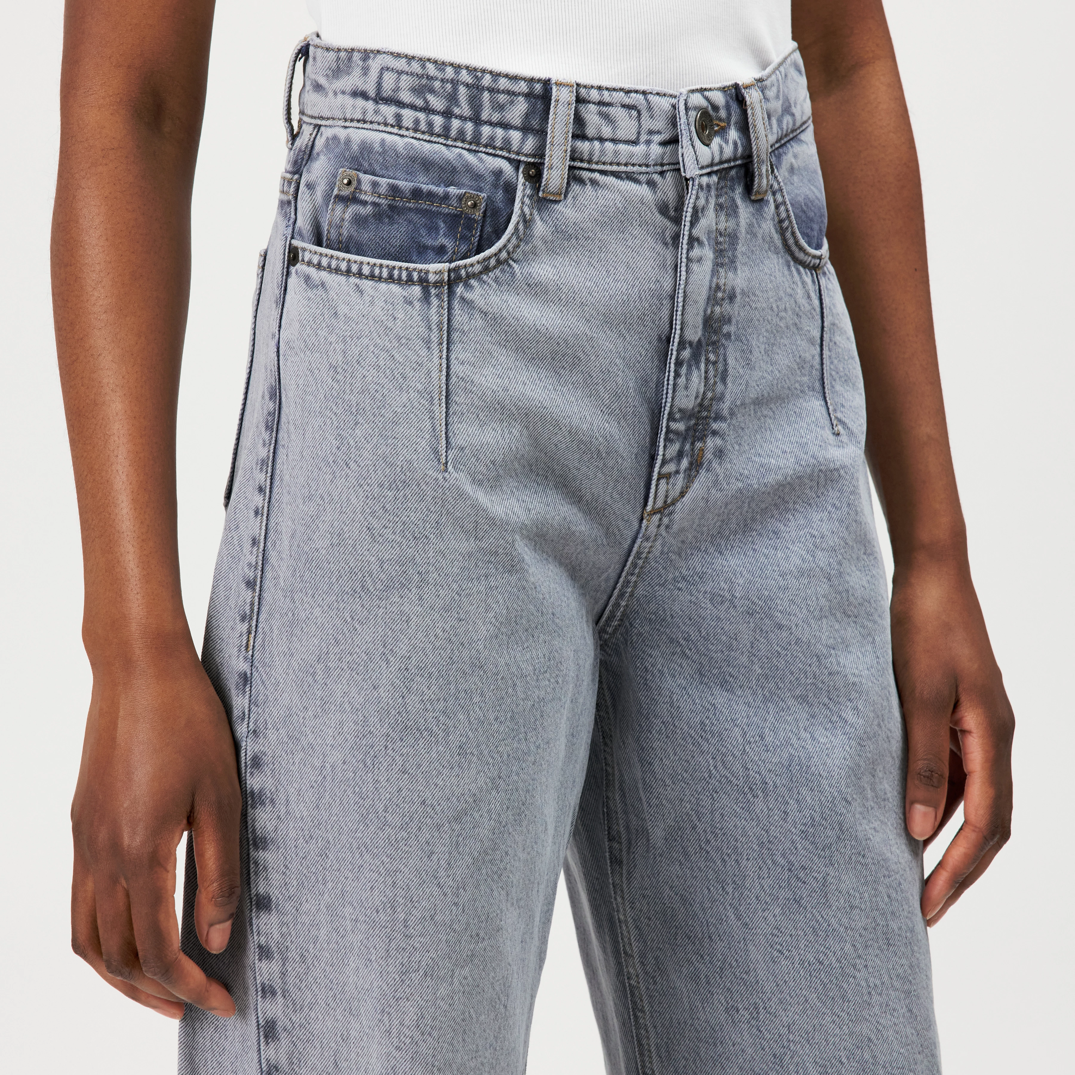 LIABLE - Pantalon coupe décontractée en denim clair - women - bleu - Detailansicht am Model