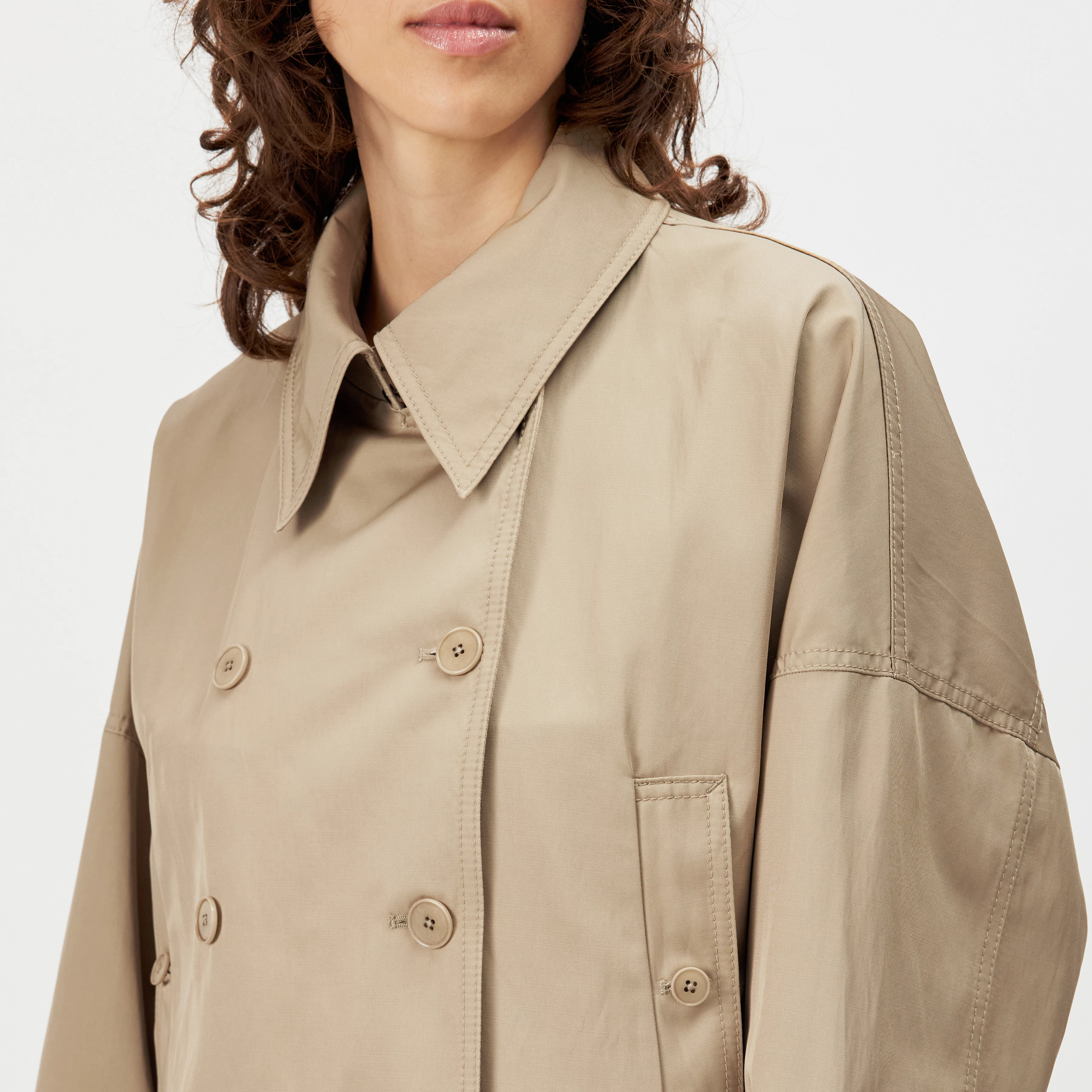 HELSBY - Short oversized trench coat in technical twill - women - brown - Detailansicht am Model