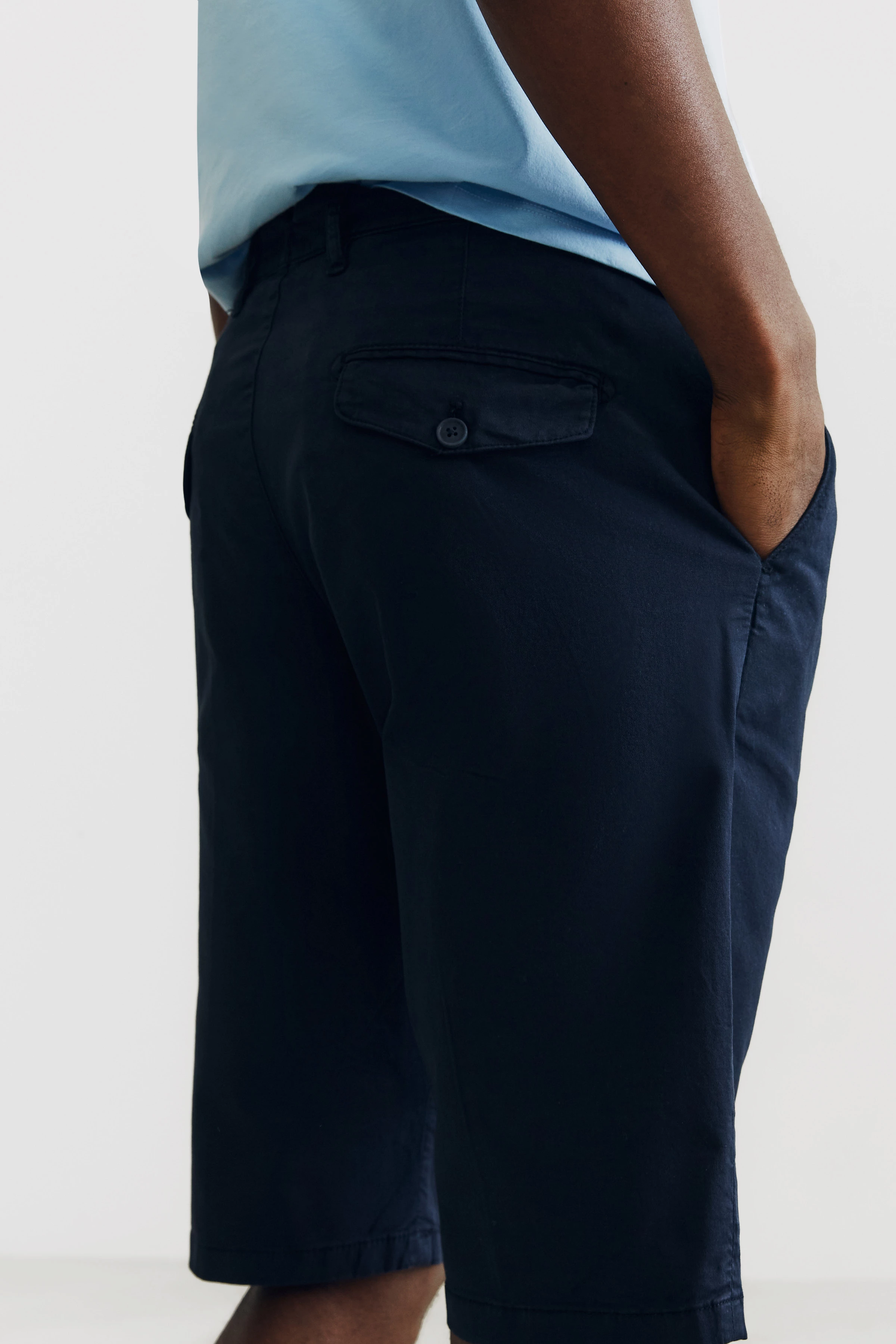 KRINK - Shorts aus Baumwoll-Twill - Herren - blau - Detailansicht am Model