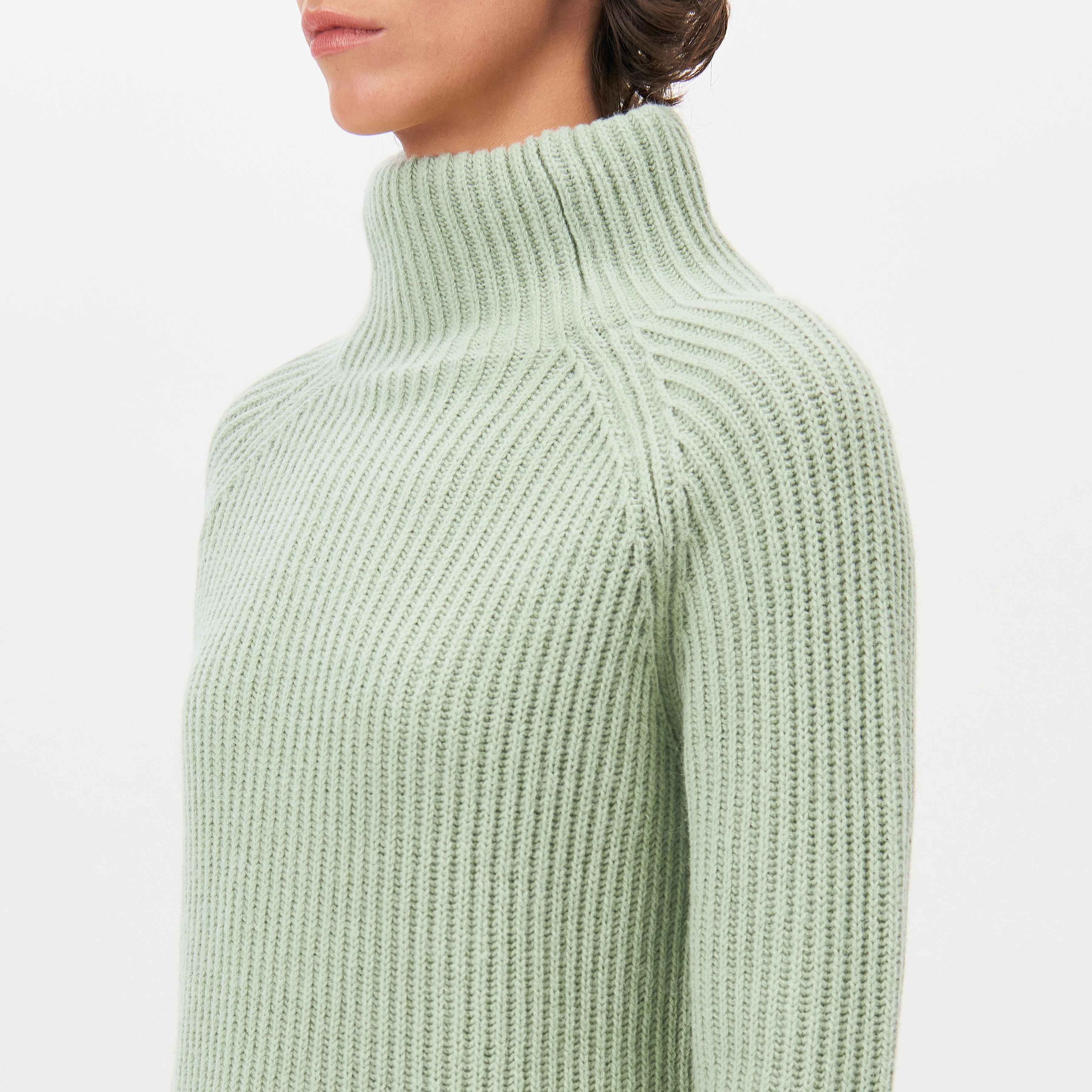 ARWEN - Rollkragenpullover in Woll-Alpakamix - Damen - grün - Detailansicht am Model