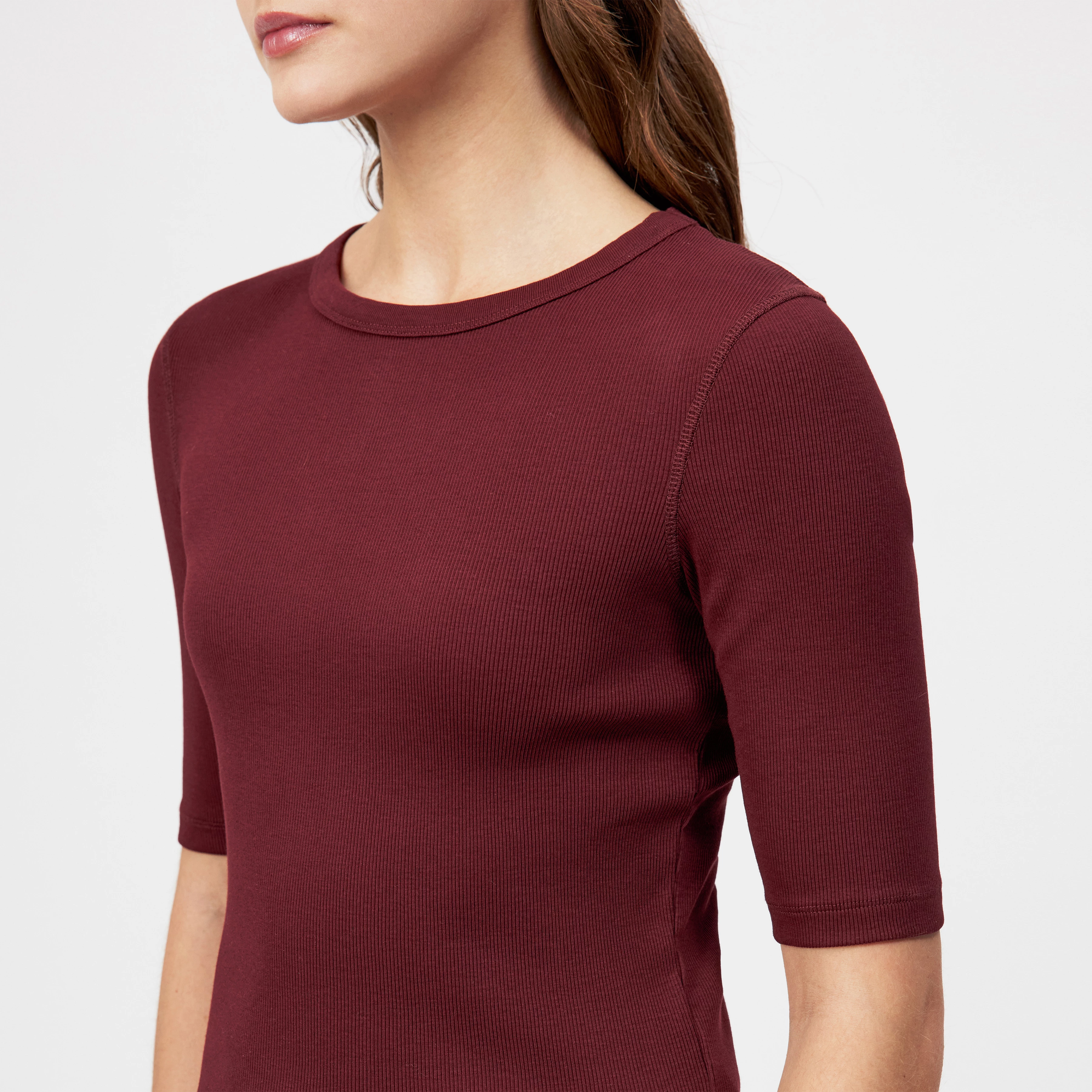 SELAY - Schmales Oberteil in Baumwoll-Rippe - Damen - rot - Detailansicht am Model