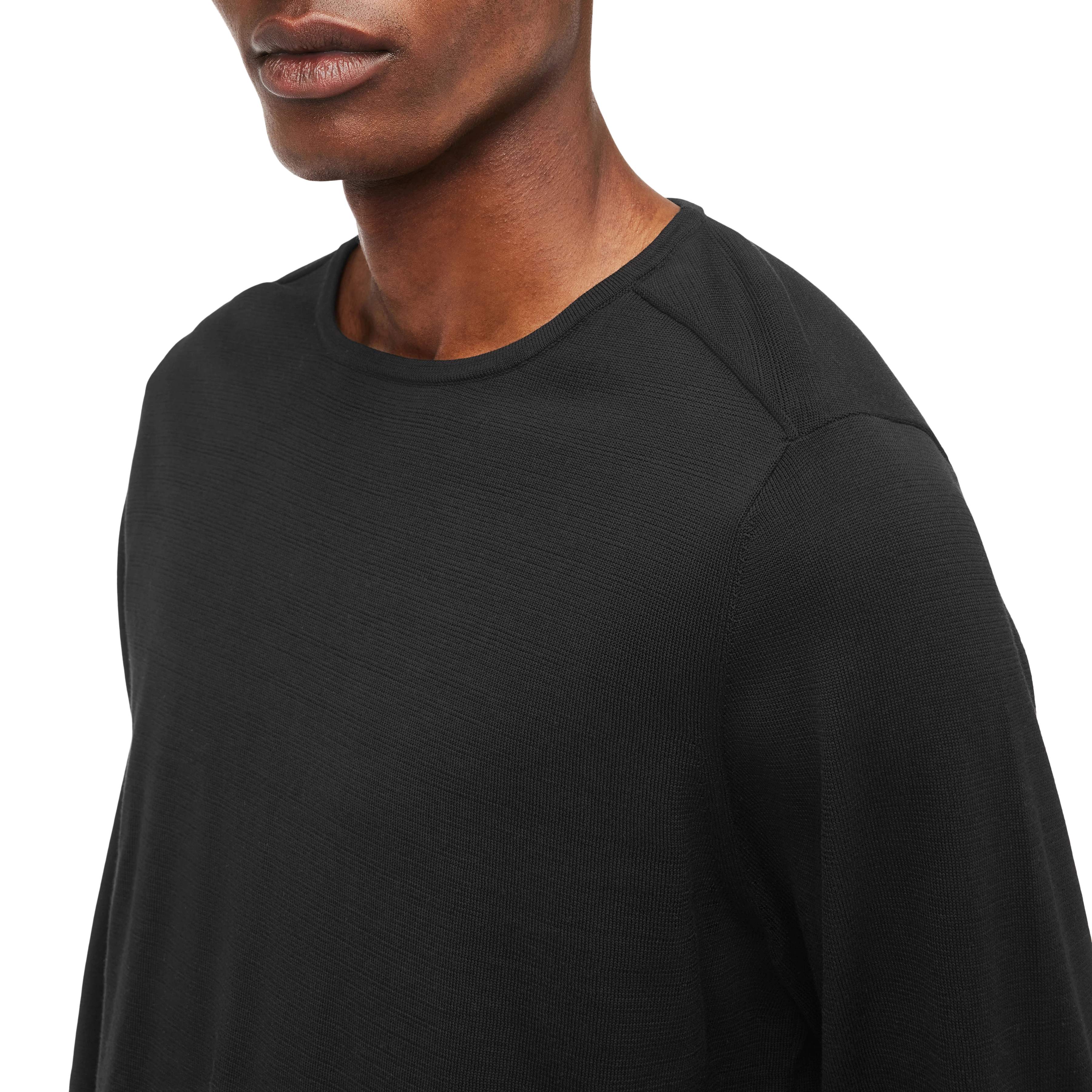 RIKONO - Strickpullover in cleaner Baumwolle - Herren - schwarz - Detailansicht am Model