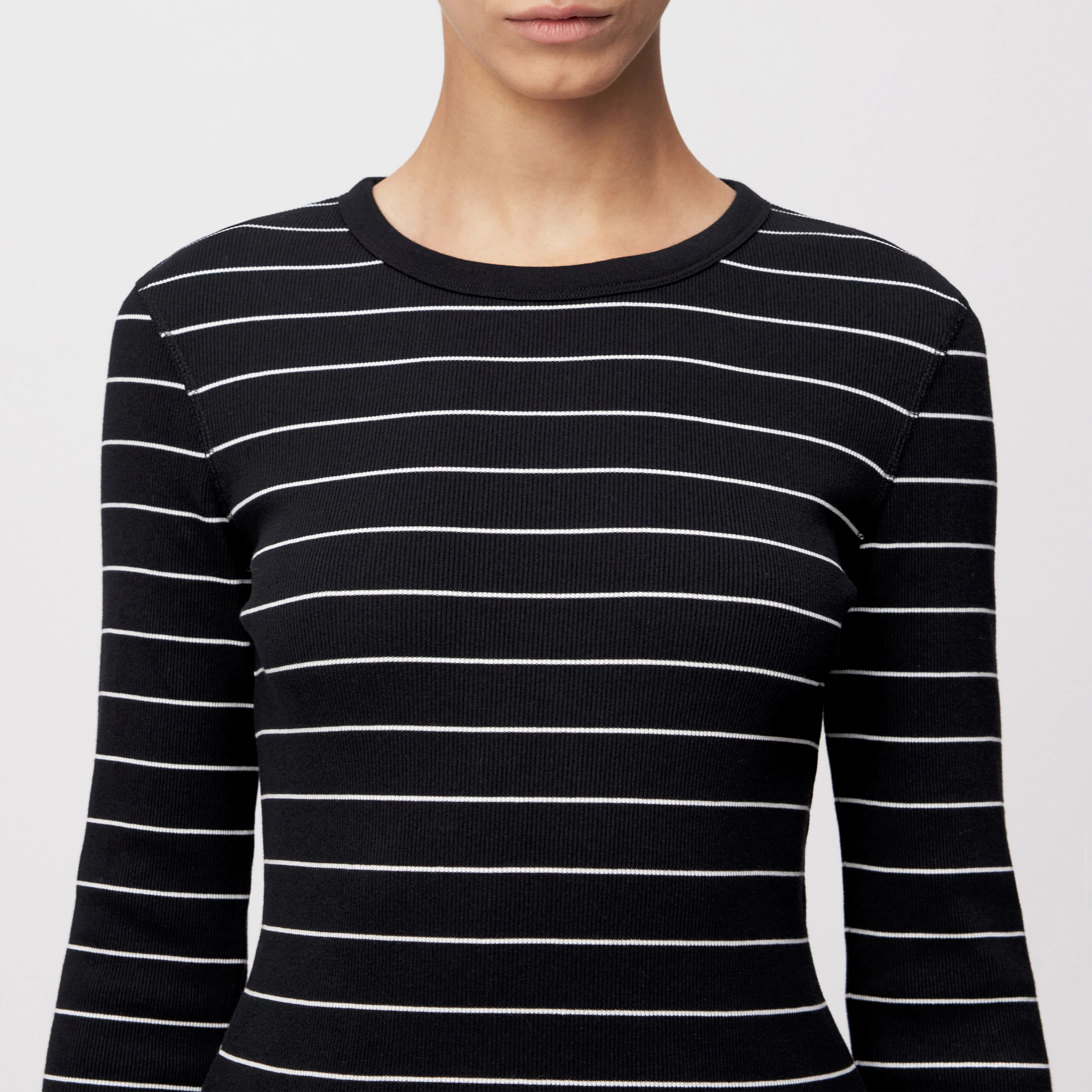 NURIT - Schmales Longsleeve in Baumwoll-Rippe - Damen - schwarz - Detailansicht am Model